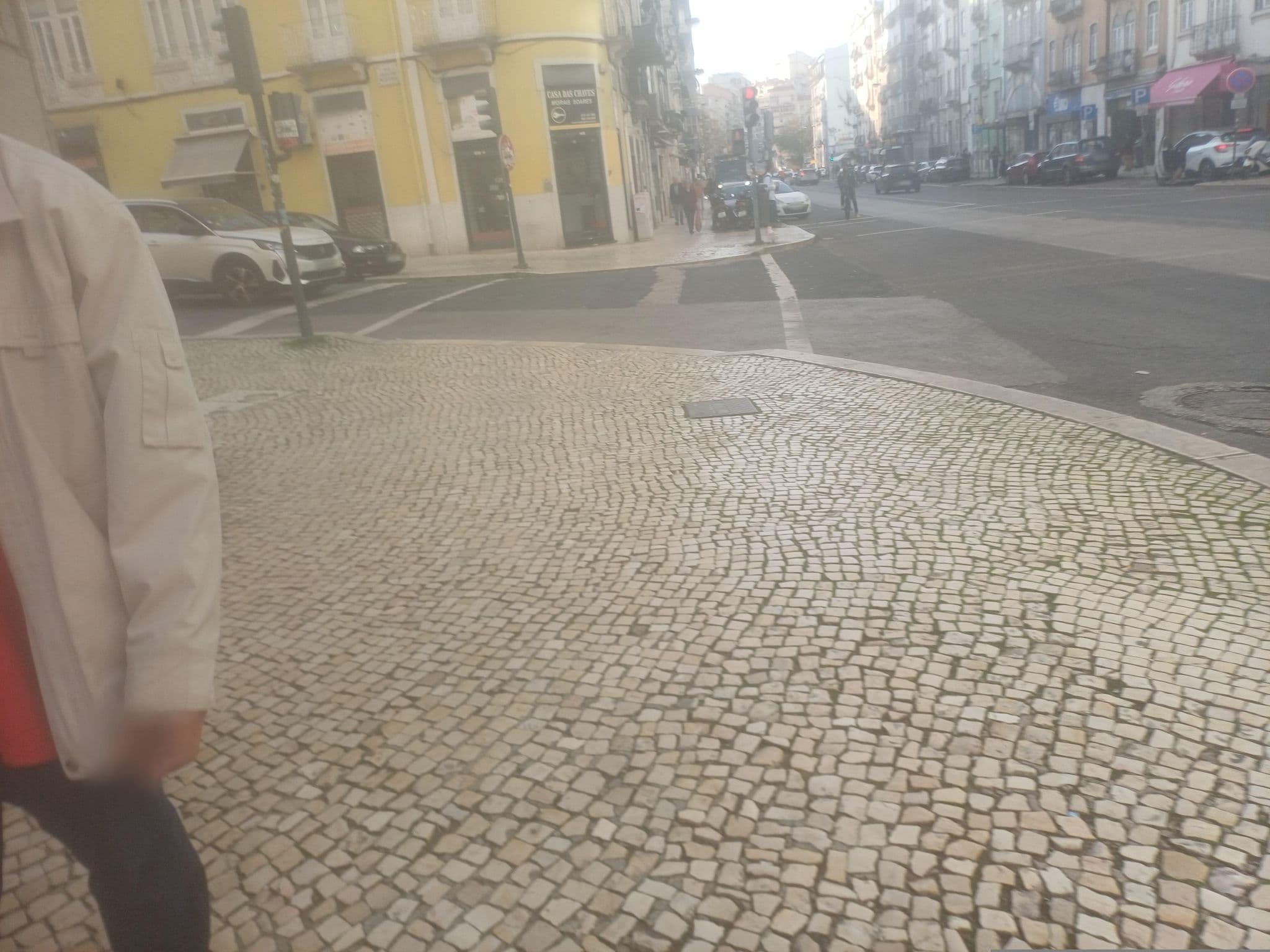 Street view near Be my Guest, São Jorge de Arroios — © beer119 (CC BY-SA · Mapillary)