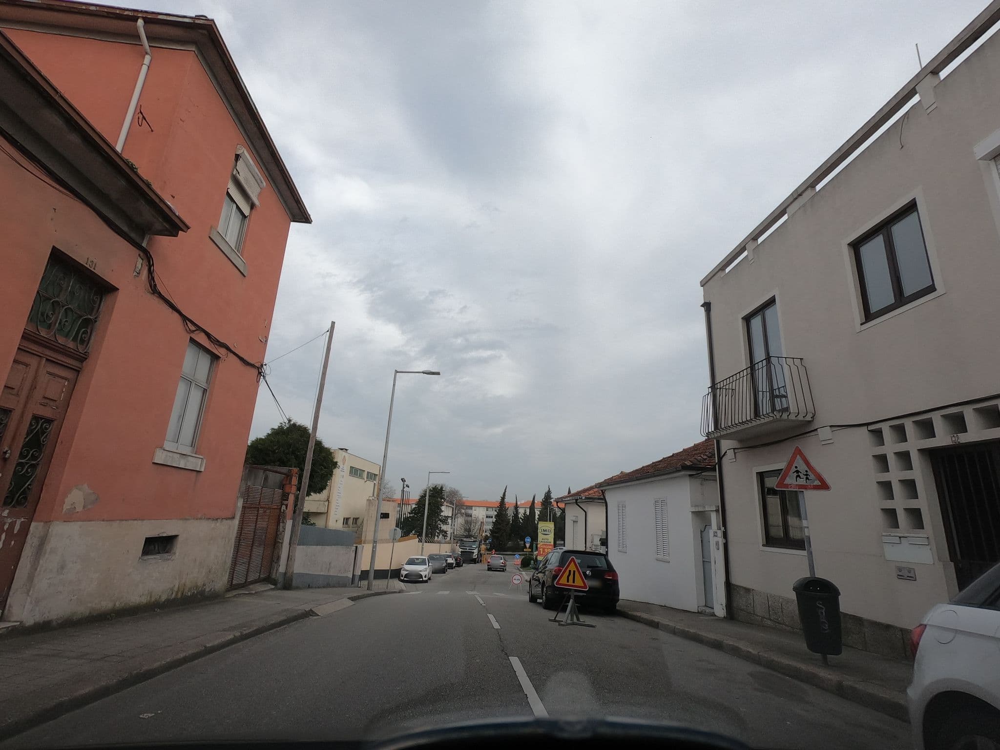 Street view near Guesthouse Monsanto, Bairro Silva Braga — © countzero5 (CC BY-SA · Mapillary)