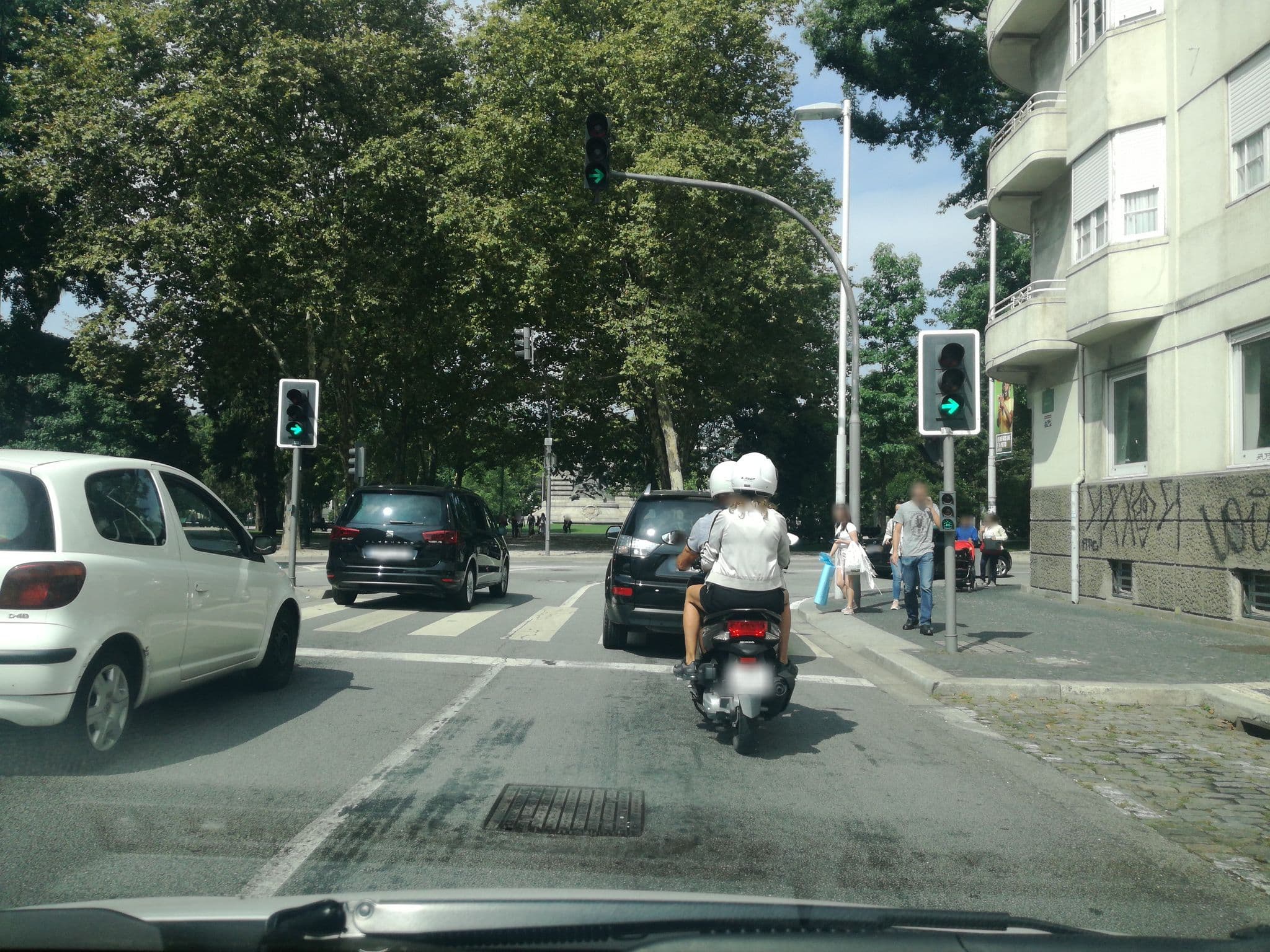 Street view near Low Cost Tourist Apartments - Casa da Musica, Senhora do Porto — © cyberlima (CC BY-SA · Mapillary)