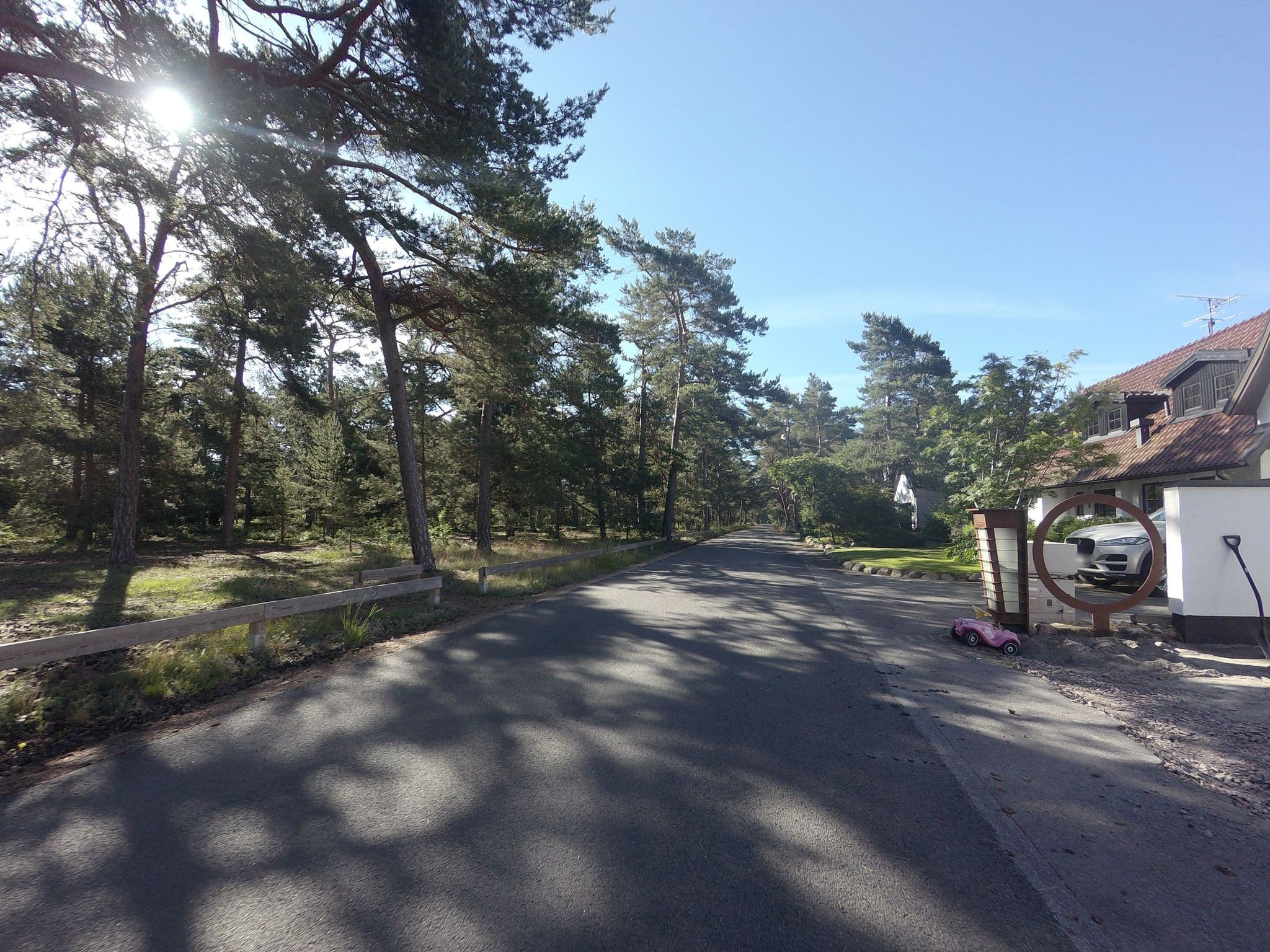 Street view near Junot, Höllviken — © larshelmin (CC BY-SA · Mapillary)