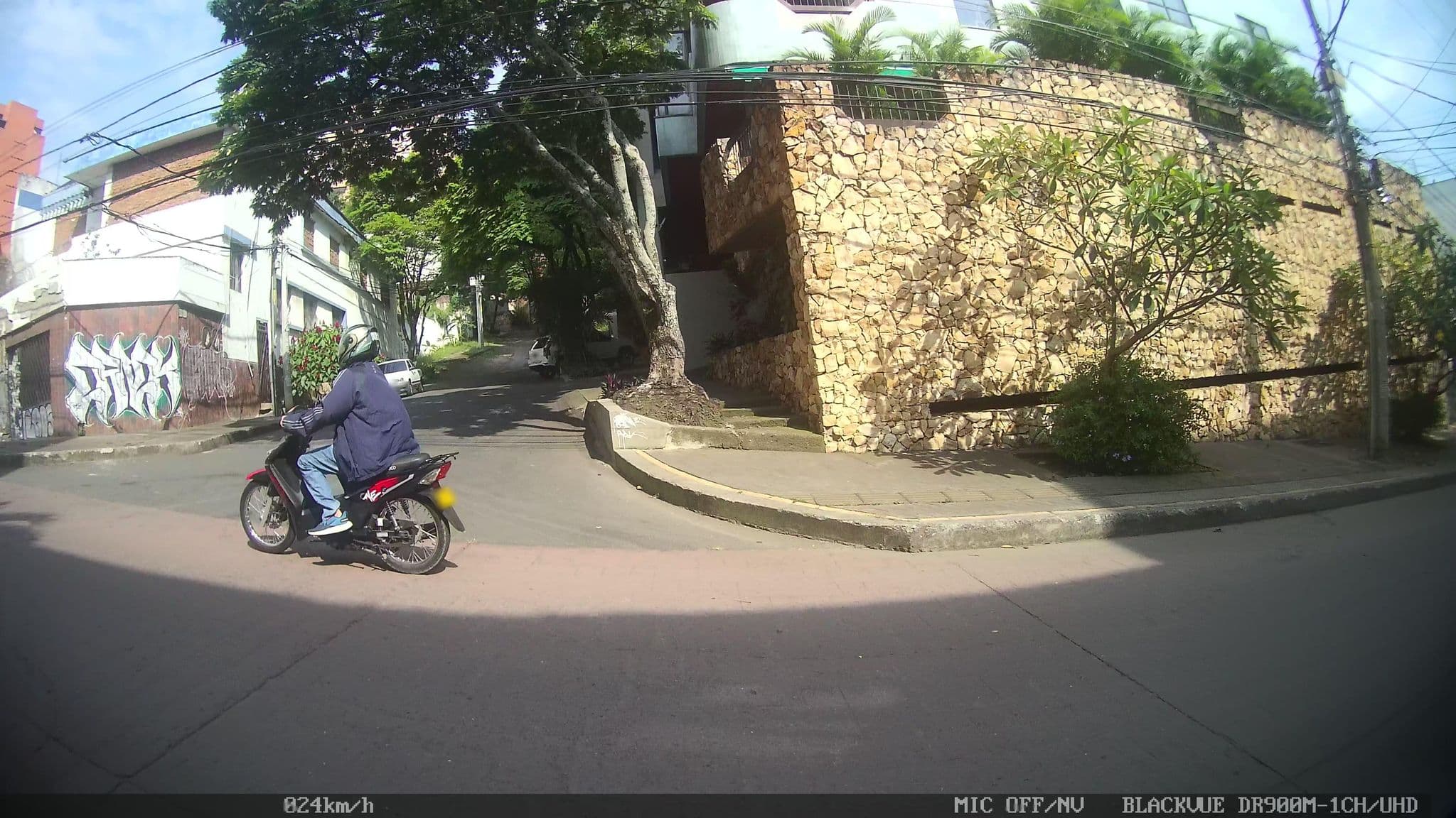 Street view near La Sucursal Hostel, Cali — © kaart_2 (CC BY-SA · Mapillary)