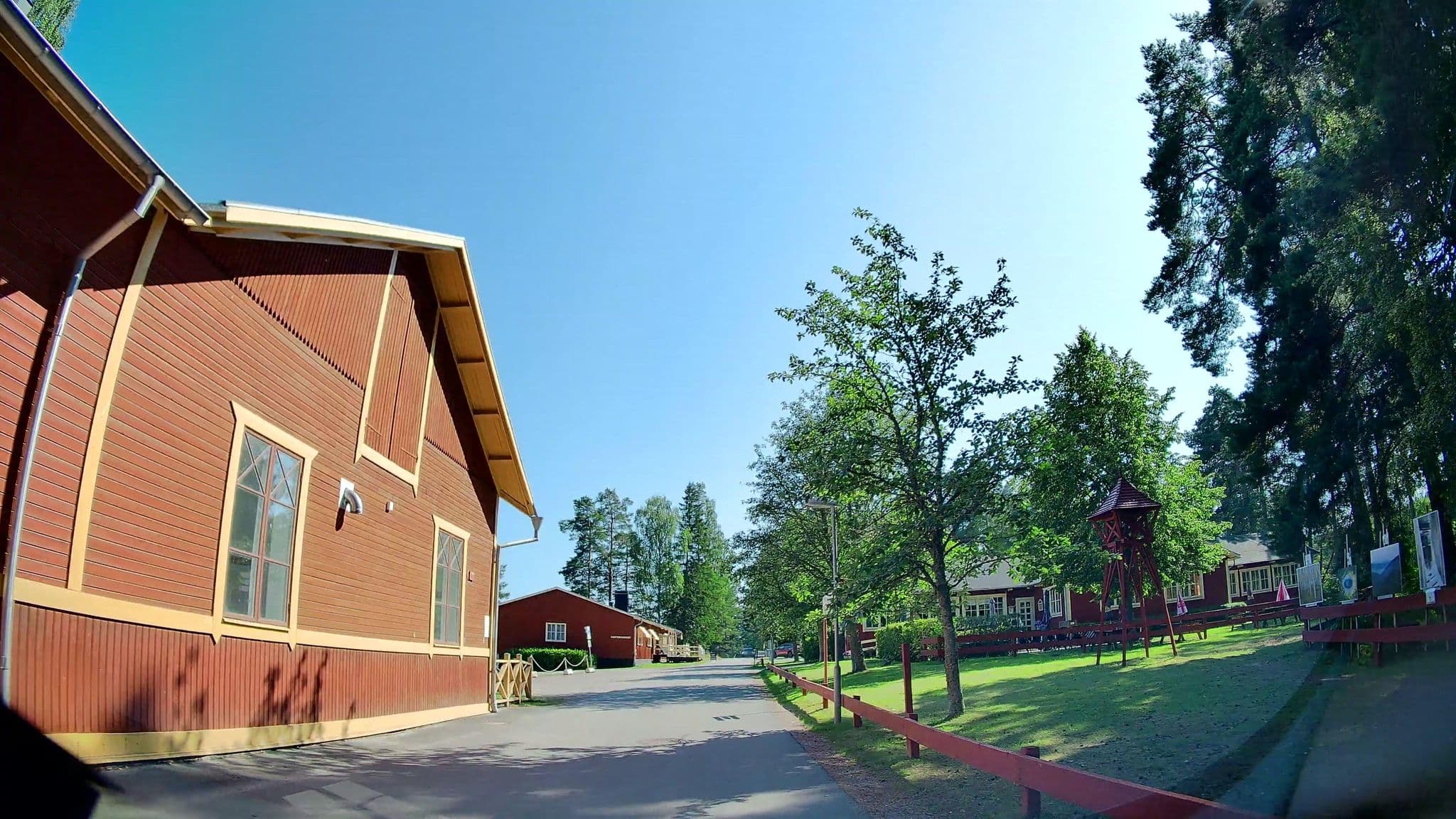 Street view near Älvkarleby Turist & Konferenshotell, Älvkarleby — © bruno360 (CC BY-SA · Mapillary)