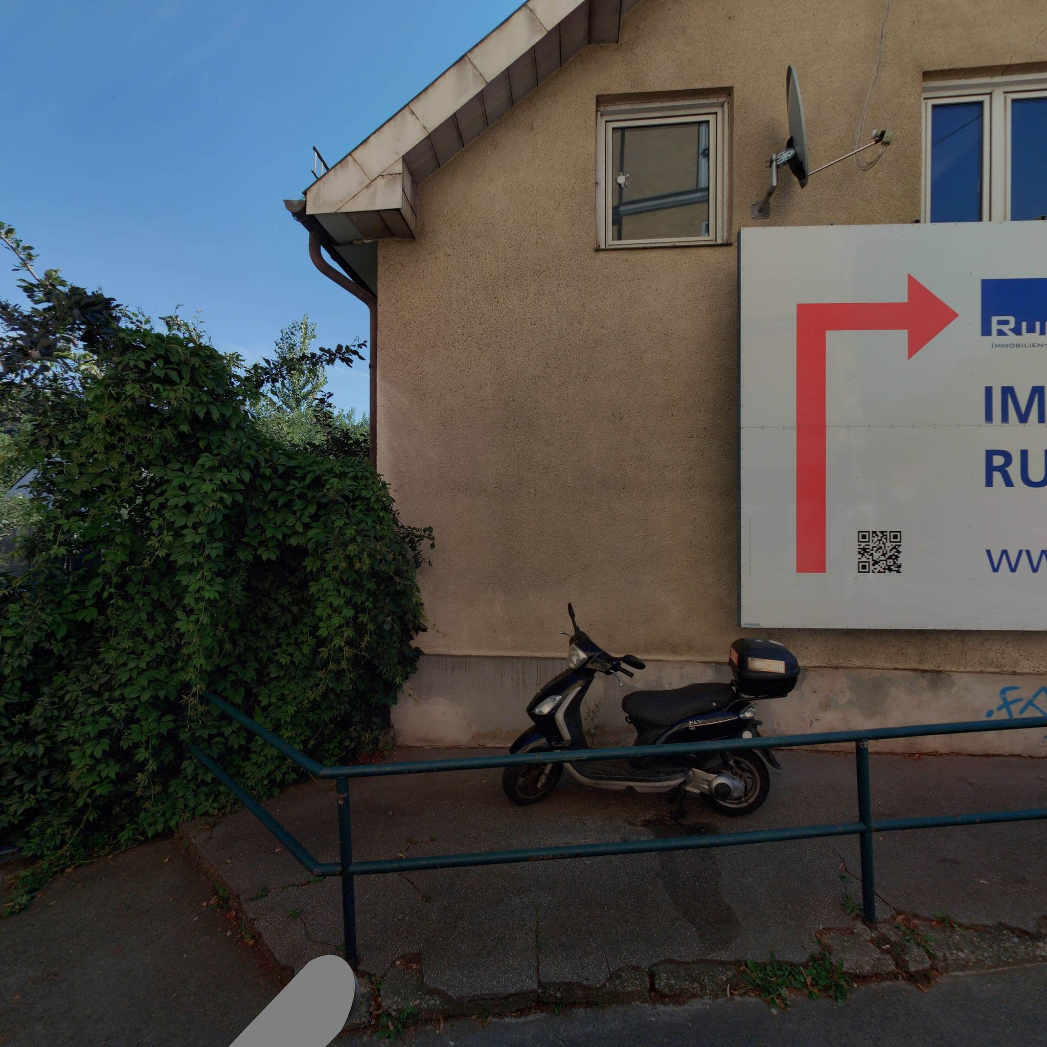 Street view near Nest Natur Hostel, Purkersdorf — © eliasgander (CC BY-SA · Mapillary)