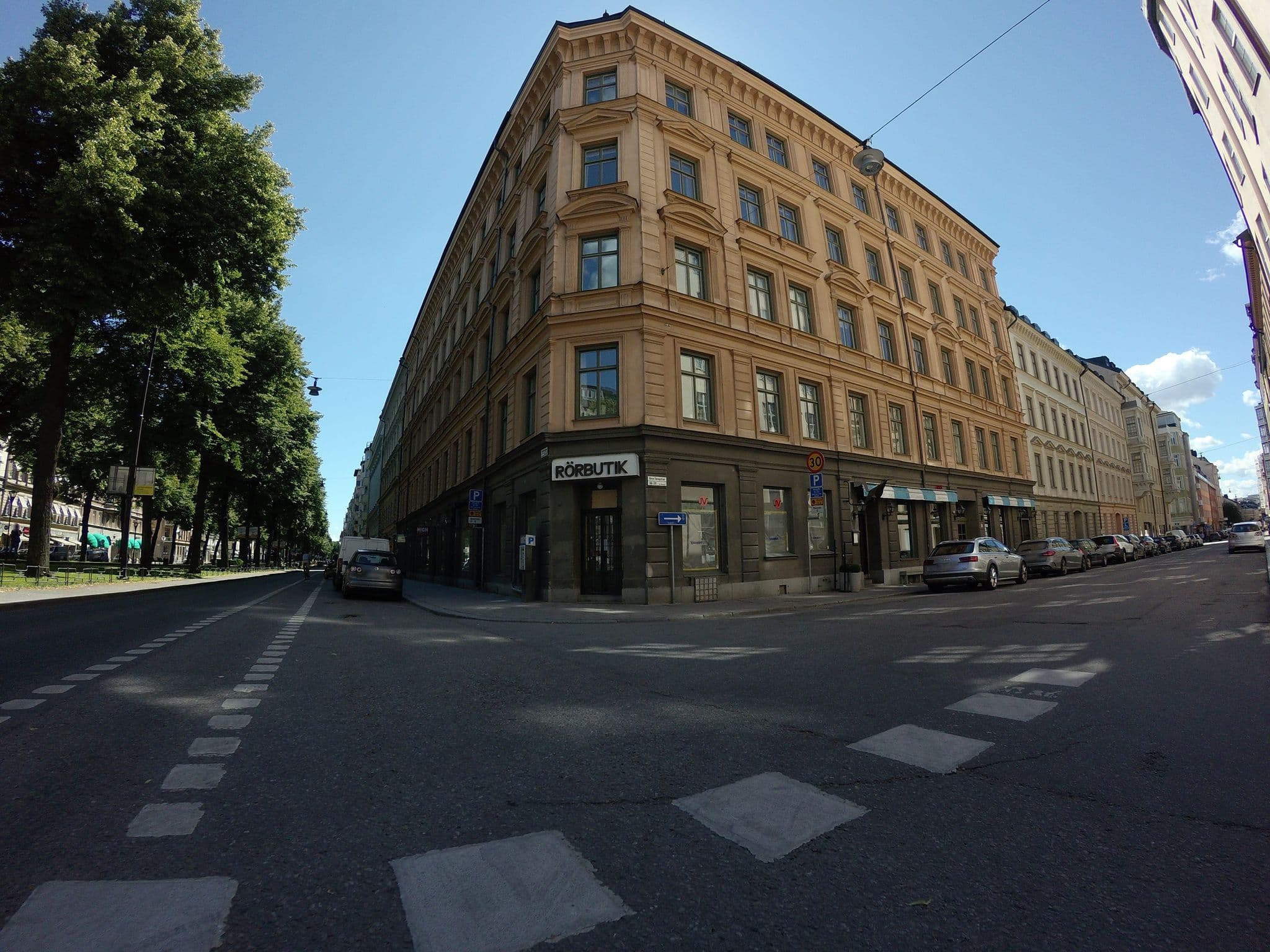 Street view near Hotell Östermalm, Östermalm — © andreas_p (CC BY-SA · Mapillary)
