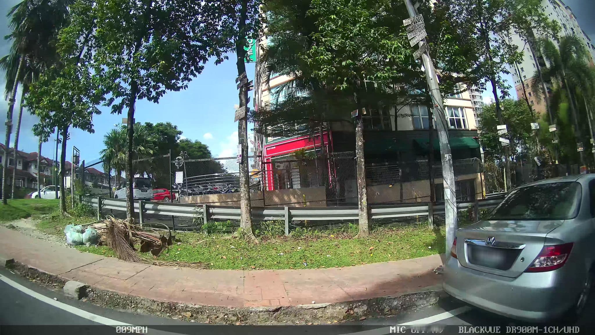 Street view near One Avenue Hotel Room 303, Bandar Utama — © kaart_1 (CC BY-SA · Mapillary)