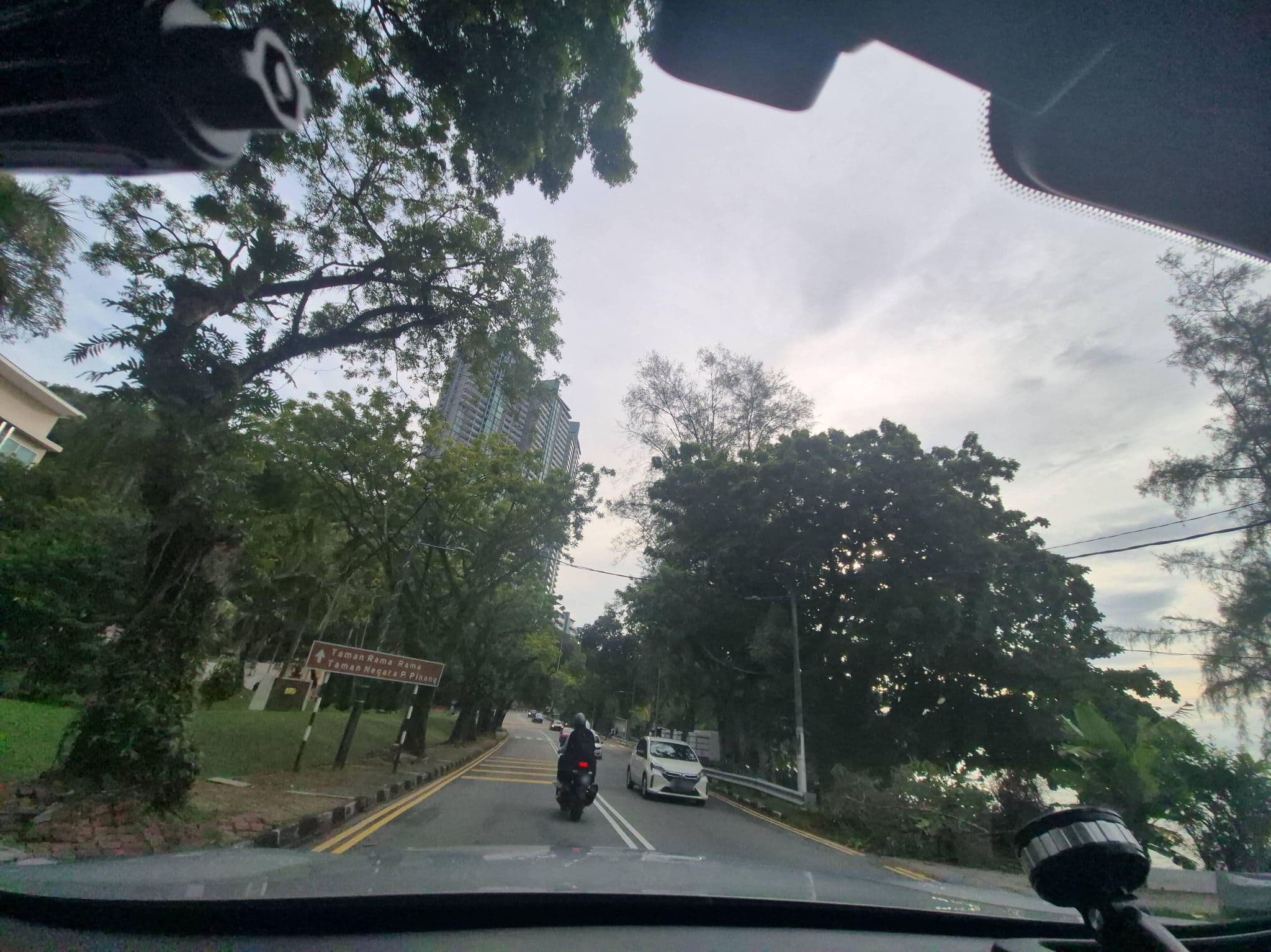 Street view near Tempat bercutiku Hydro Hotel Feb. 2014, Tanjung Bungah — © lin_wang (CC BY-SA · Mapillary)