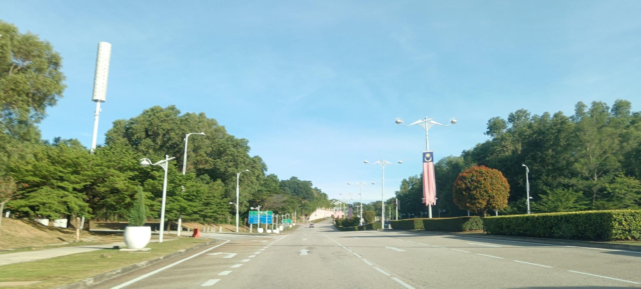 Street view near Executive Office of Pullman Putrajaya Lakeside, Cyberjaya — © zh9567 (CC BY-SA · Mapillary)