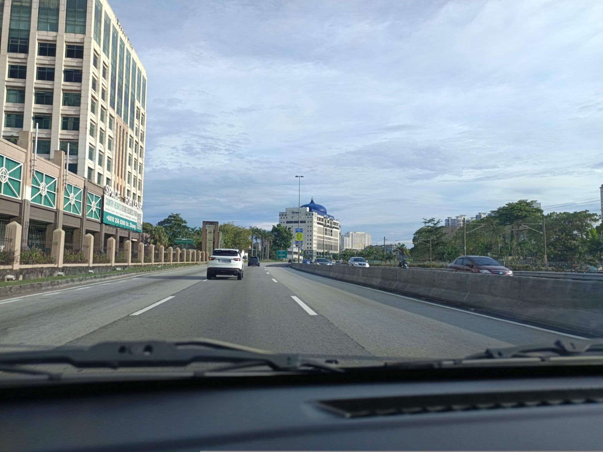 Street view near Toilet Level 8, Seri Kembangan — © YikQin (CC BY-SA · Mapillary)