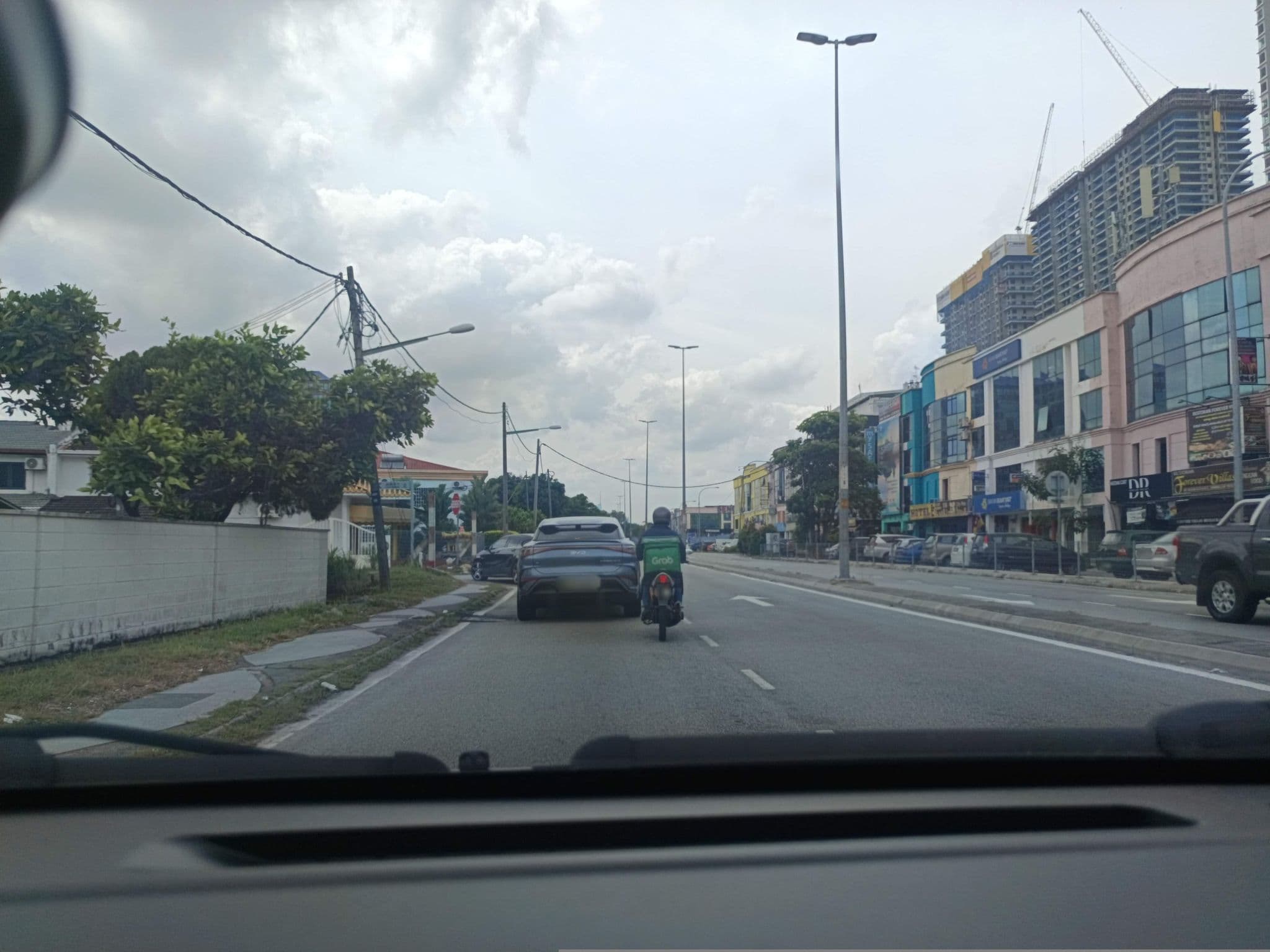 Street view near Sg Besi Hotel, Seri Kembangan — © YikQin (CC BY-SA · Mapillary)