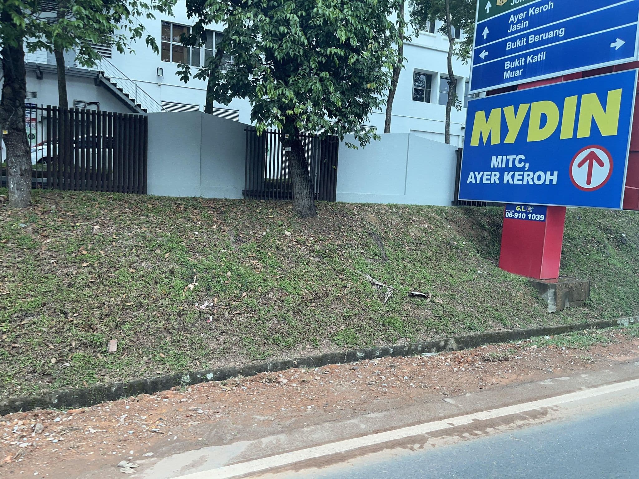 Street view near King's Hotel, Kampung Bukit Beruang — © DriveWithHoang (CC BY-SA · Mapillary)