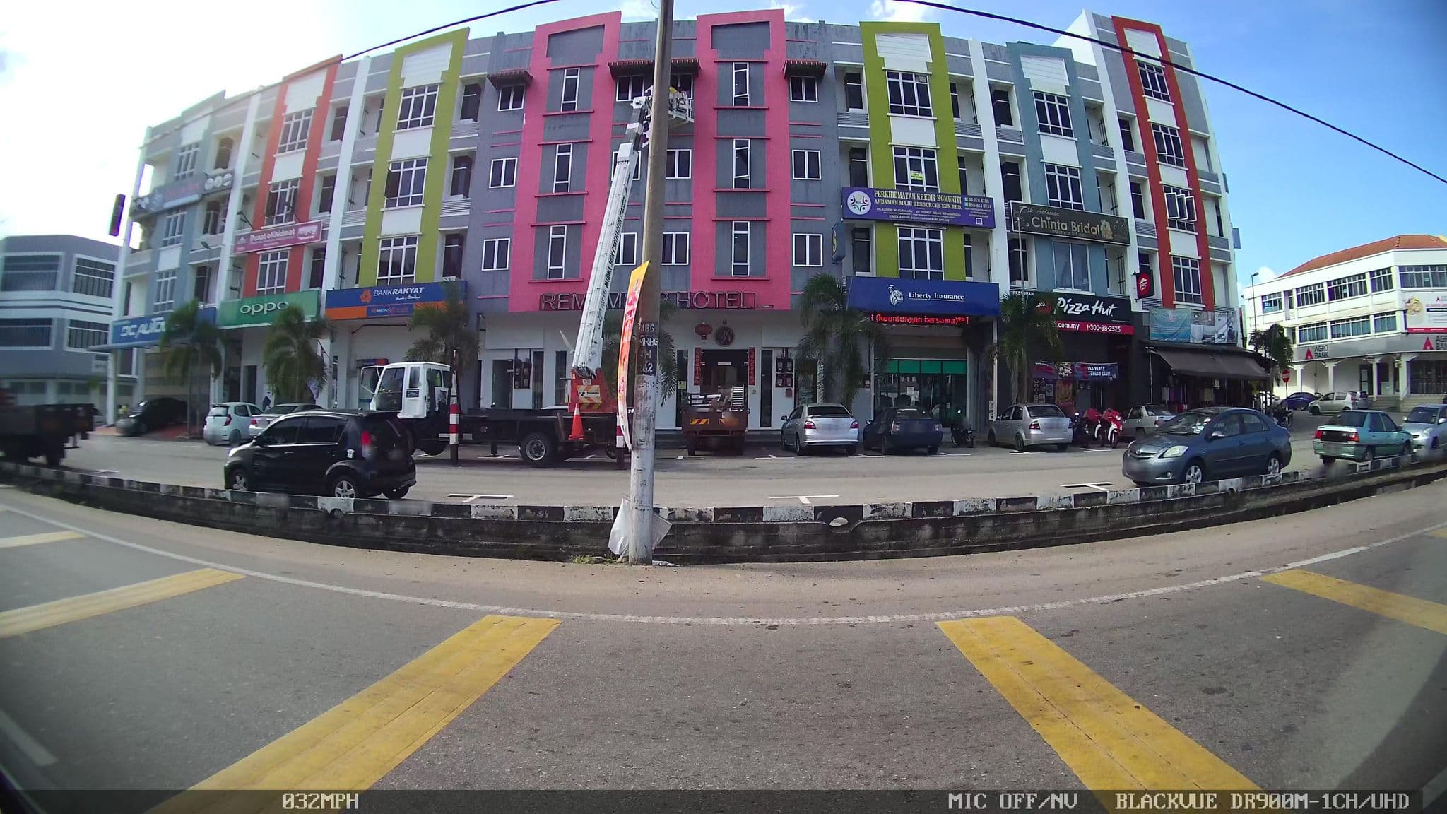 Street view near Remember Hotel (BG) Hotel Sdn Bhd, Bukit Gambir — © kaart_3 (CC BY-SA · Mapillary)