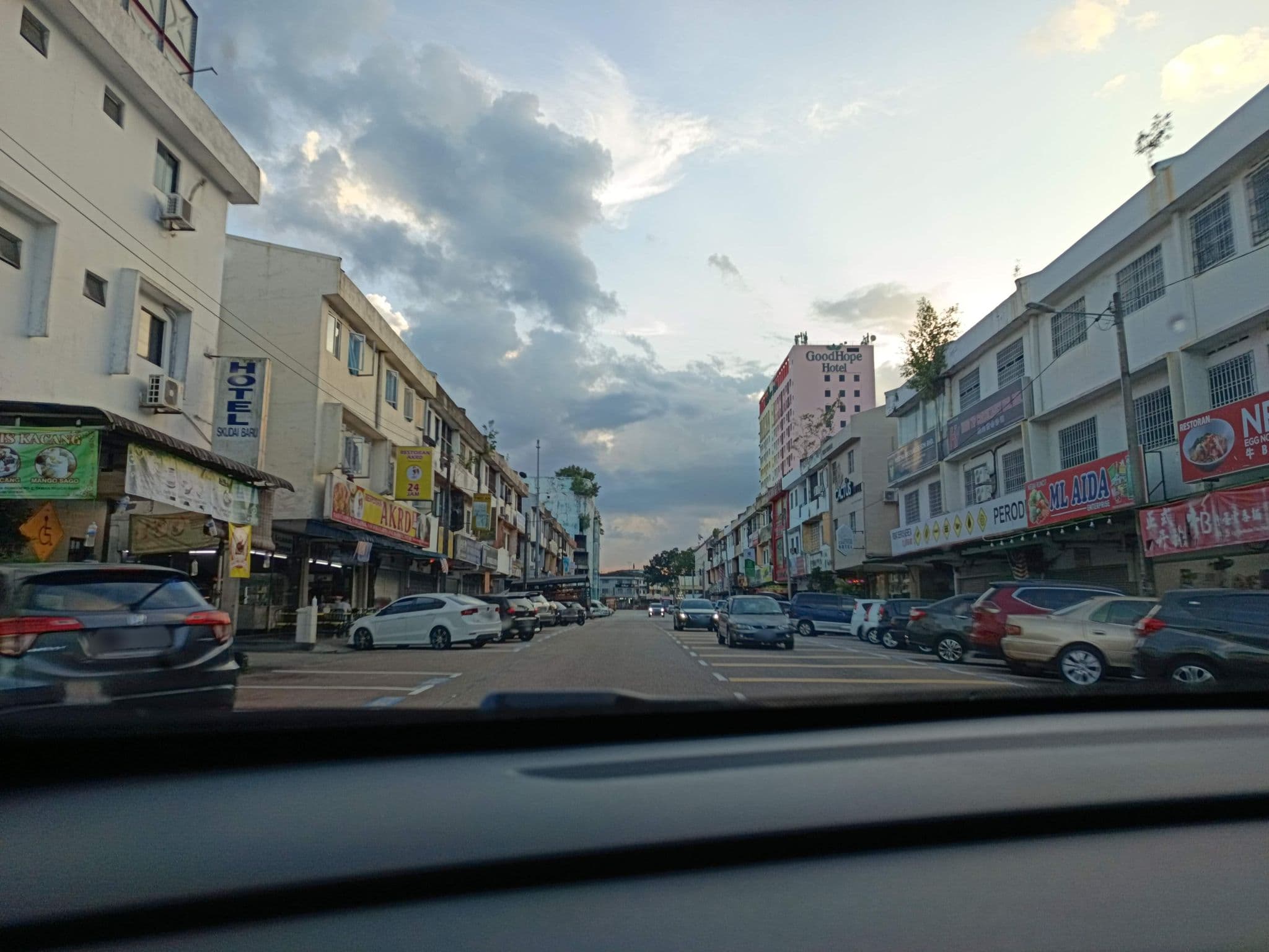 Street view near Skudai Baru Hotel 东方酒店, Mukim Pulai — © YikQin (CC BY-SA · Mapillary)