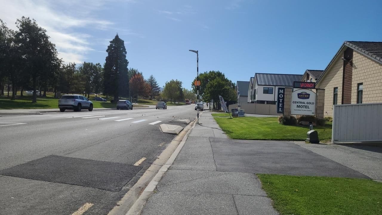 Street view near Asure Central Gold Motel, Cromwell — © roadroid (CC BY-SA · Mapillary)