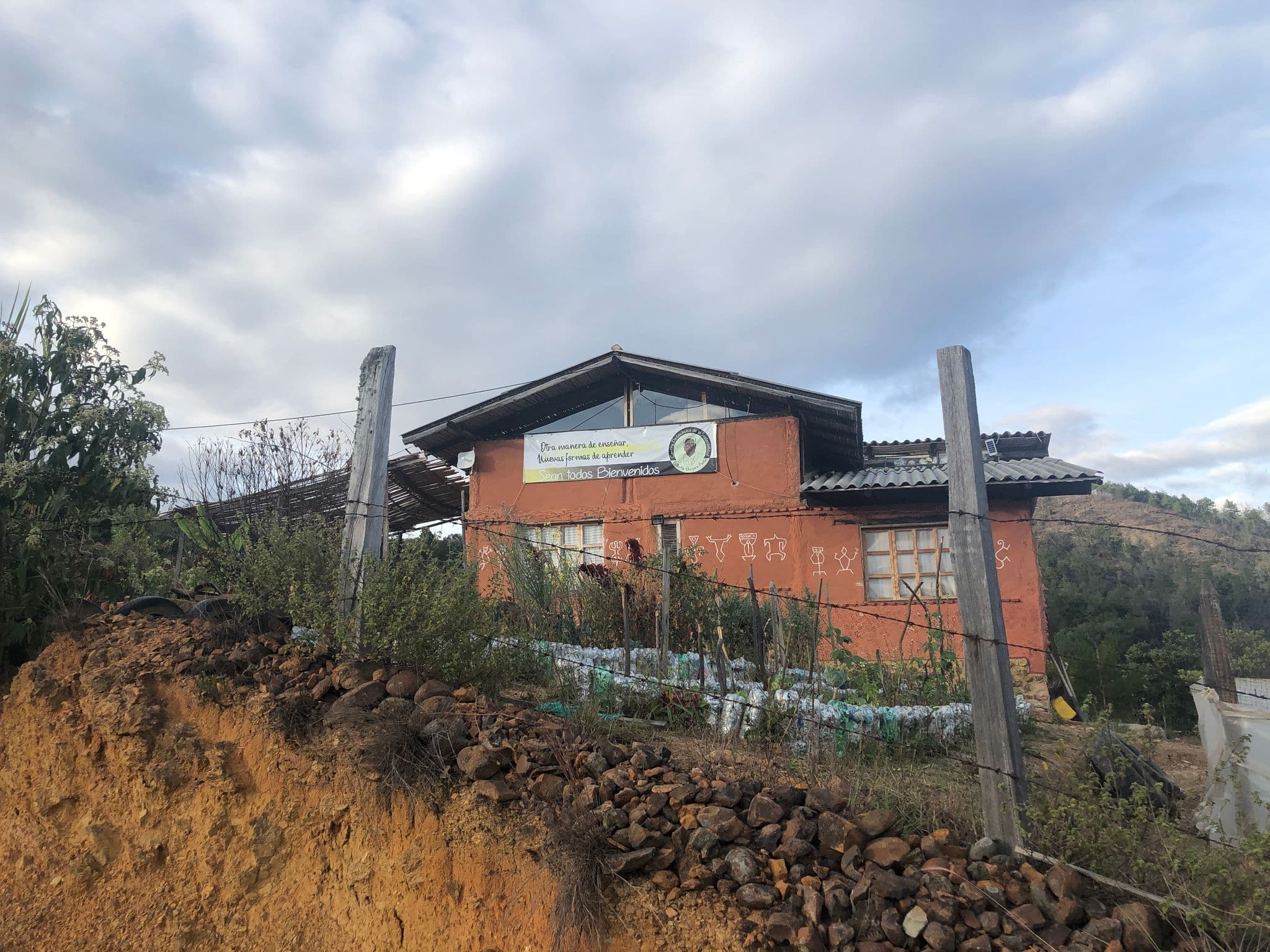 Street view near Centro Pedagógico de la Sostenibilidad, Ráquira — © dalilota (CC BY-SA · Mapillary)