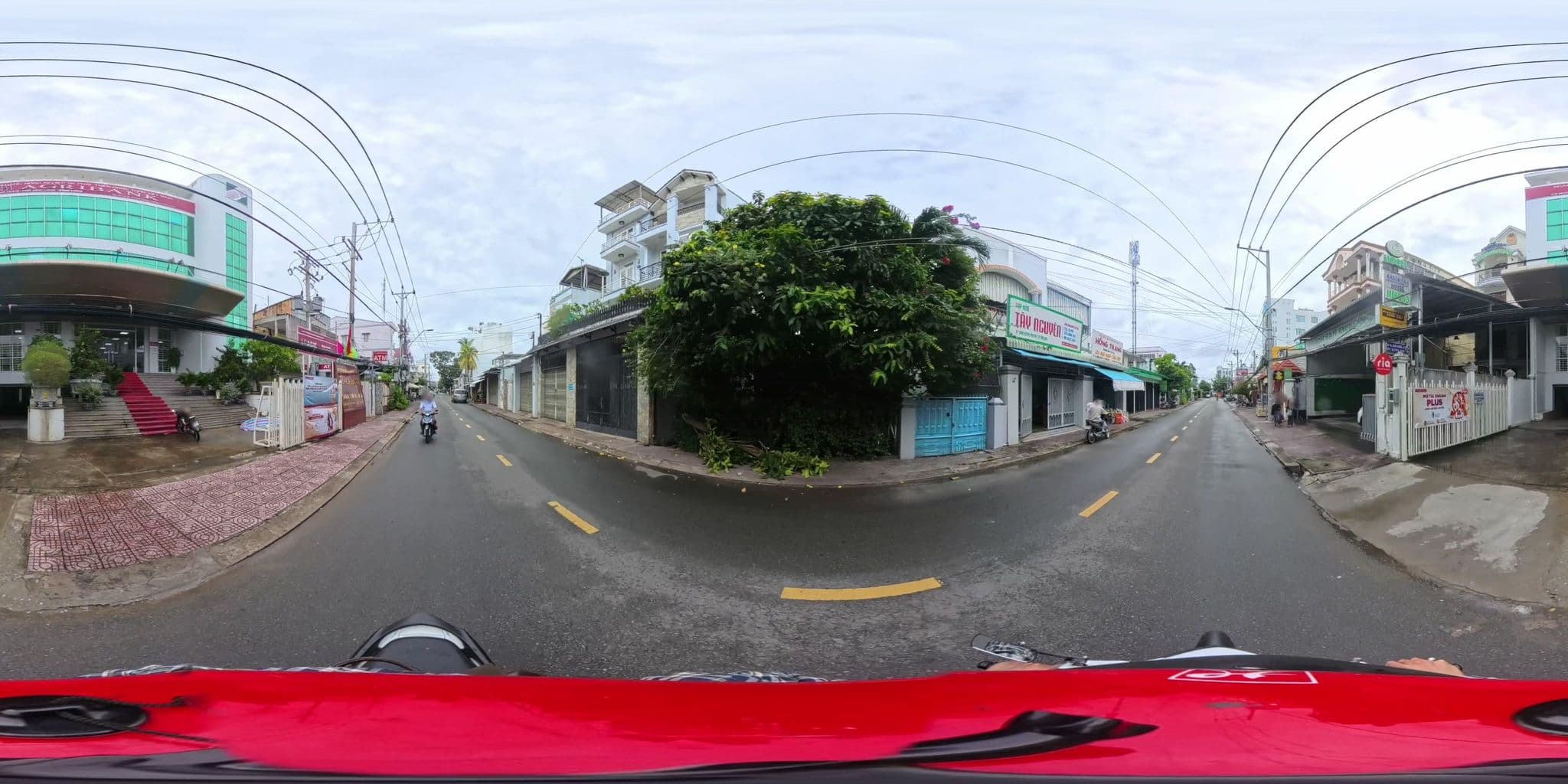 Street view near Ngoc Trang Hotel, Vĩnh Long — © Slucchesi (CC BY-SA · Mapillary)
