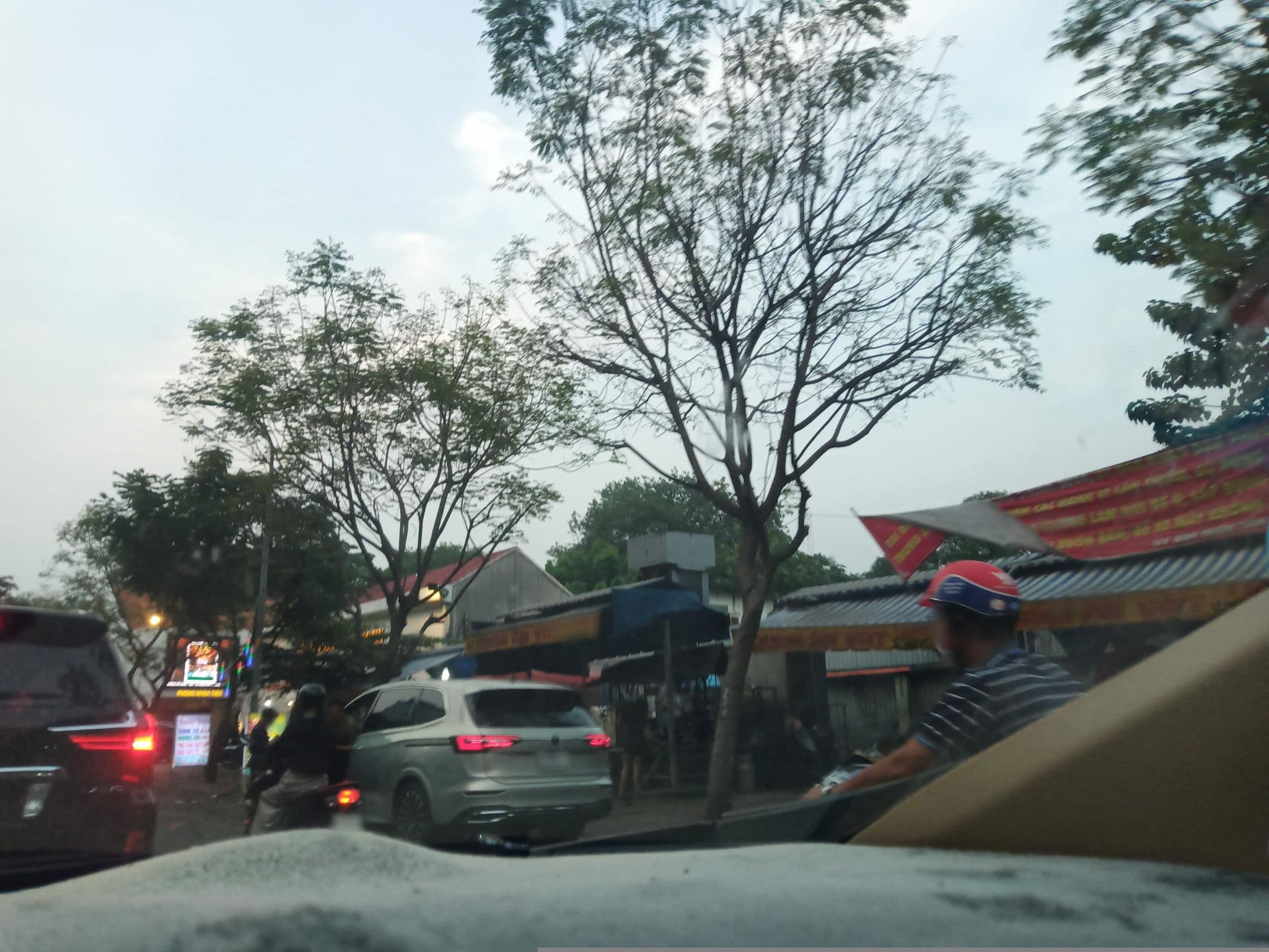 Street view near Saigon Garden Hotel, Quận Mười — © sg_right_1 (CC BY-SA · Mapillary)