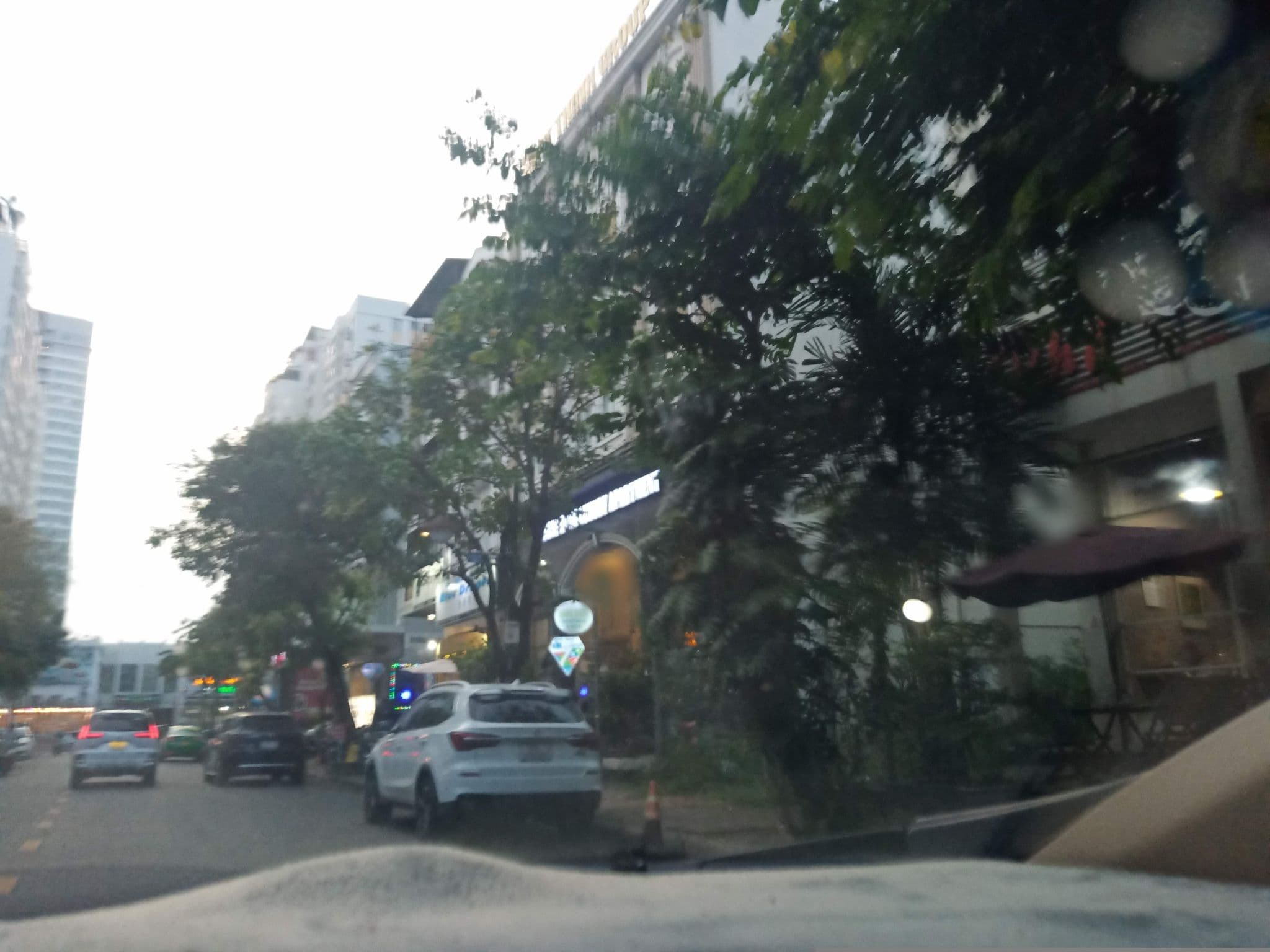 Street view near Twins Hotel, Quận Bốn — © sg_right_1 (CC BY-SA · Mapillary)