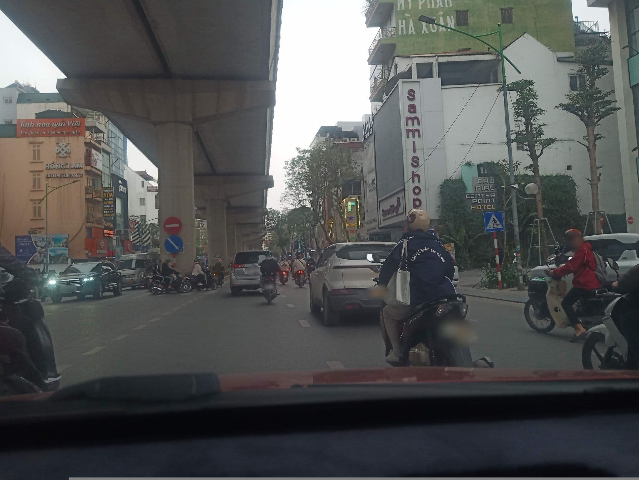 Street view near Cầu Giấy Hotel, Cầu Giấy — © hn_front_1 (CC BY-SA · Mapillary)