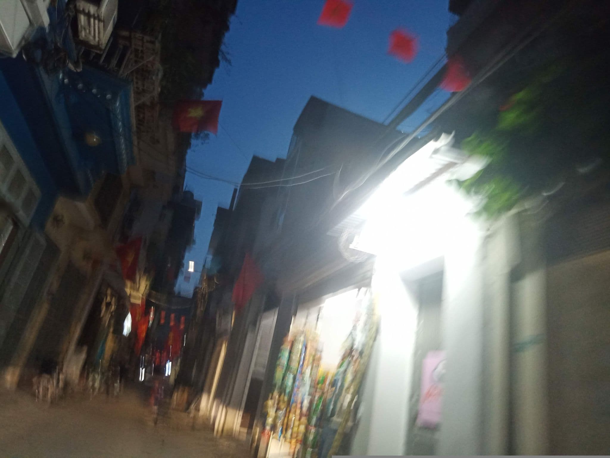 Street view near Duc Duy Hotel, Láng Thượng — © hn_front_1 (CC BY-SA · Mapillary)