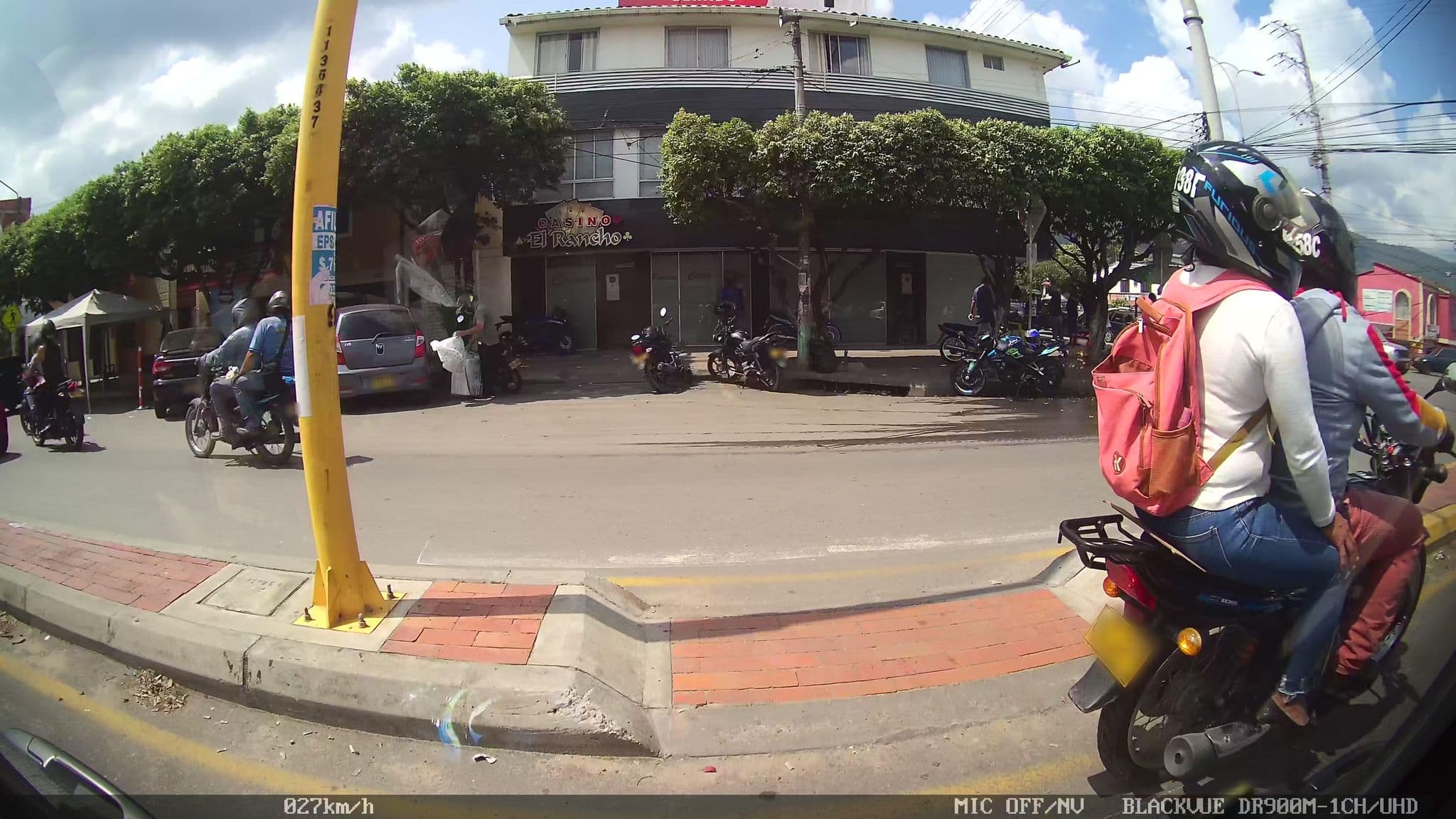 Street view near Puerta de Luna, Girón — © kaart_2 (CC BY-SA · Mapillary)