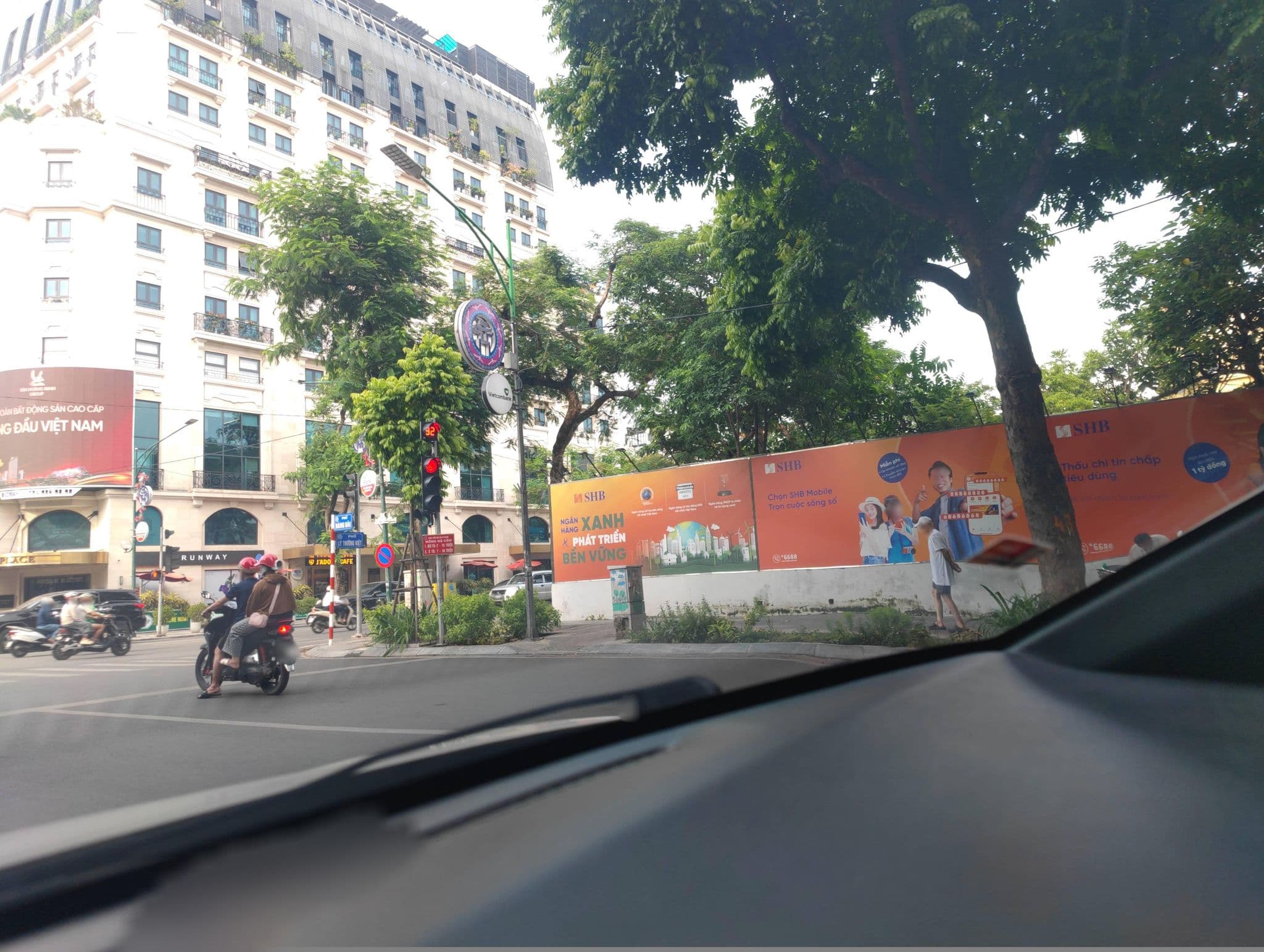 Street view near LanVien Hotel, Cửa Nam — © hn_right_2 (CC BY-SA · Mapillary)