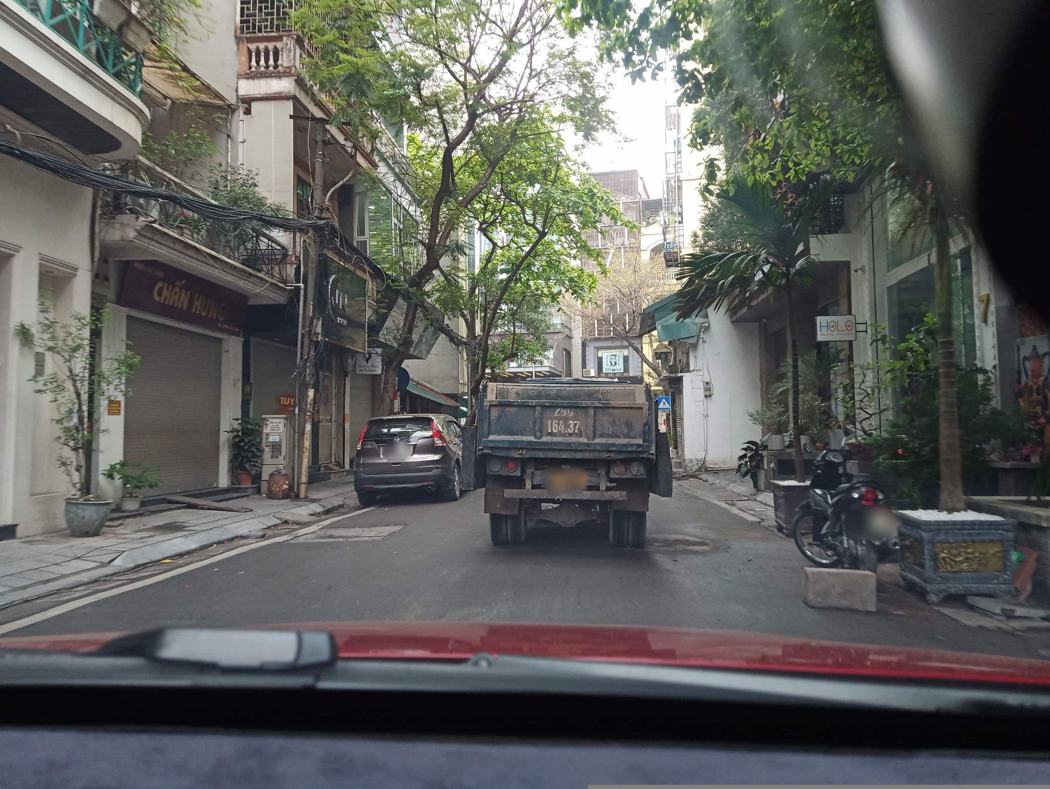 Street view near AZUMAYA HOTEL HAI BA TRUNG 1, Nguyễn Du — © hn_front_1 (CC BY-SA · Mapillary)