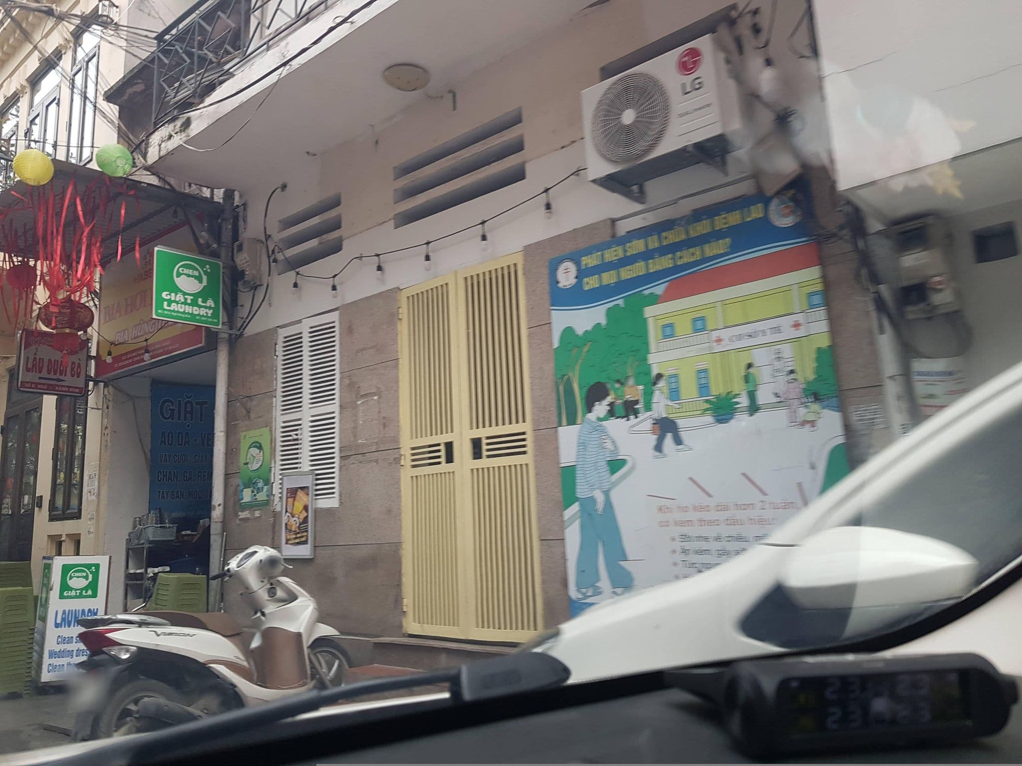 Street view near Demantoid Hotel, Yên Phụ — © hn_right_1 (CC BY-SA · Mapillary)