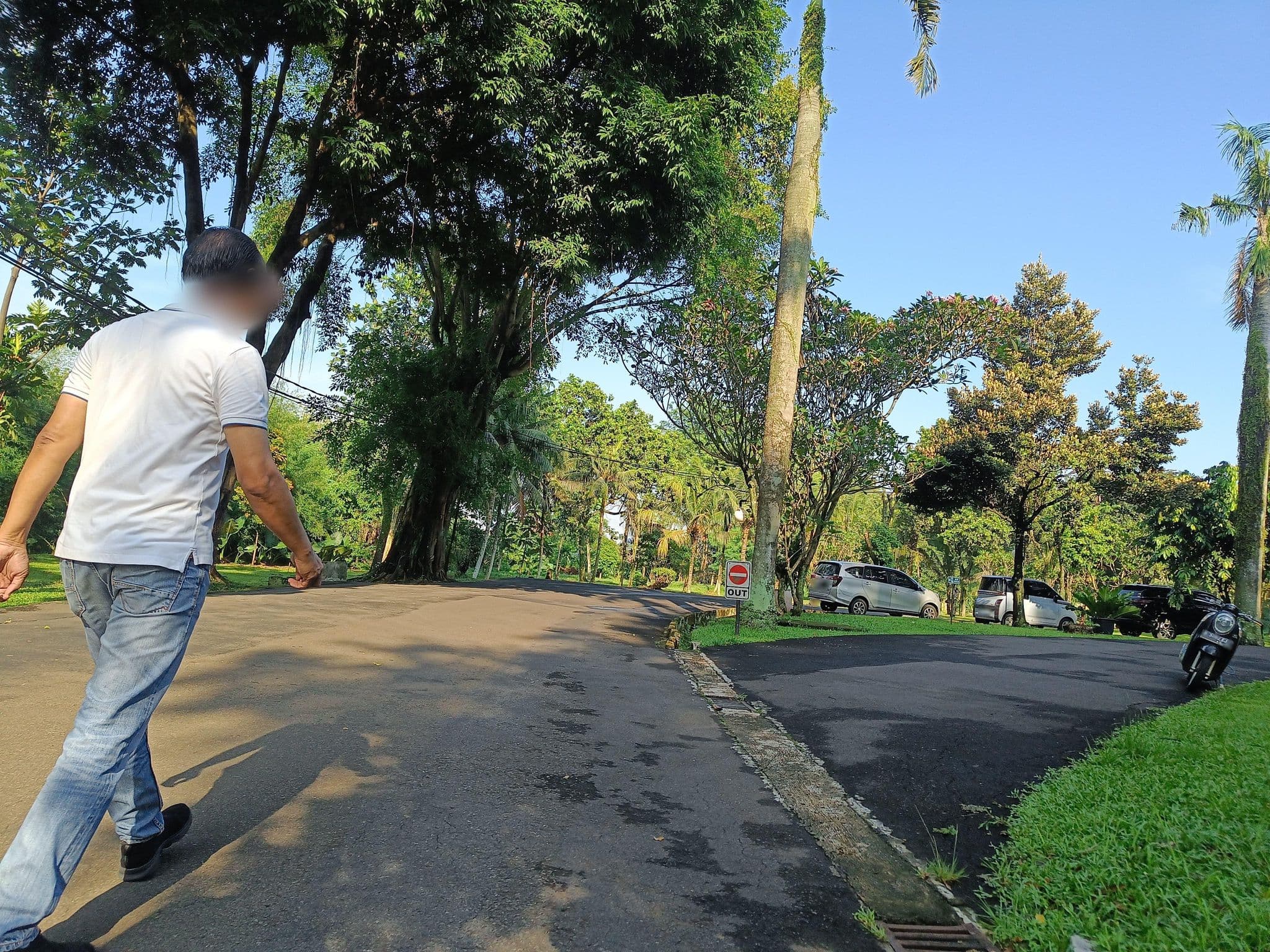 Street view near Kinasih Resort, Cibinong — © hen0ch (CC BY-SA · Mapillary)