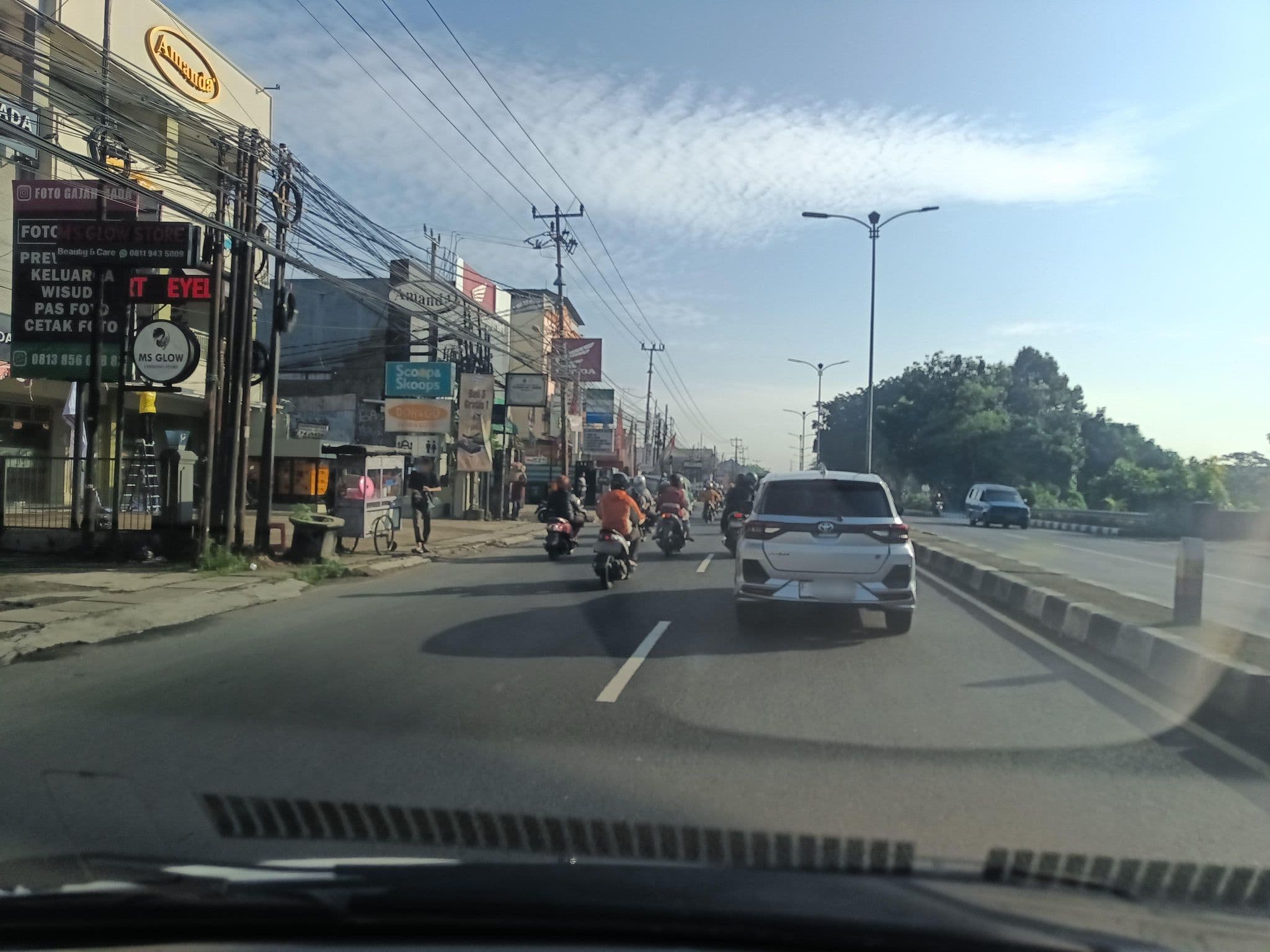 Street view near Mason Pine Hotel, Cibinong — © hen0ch (CC BY-SA · Mapillary)