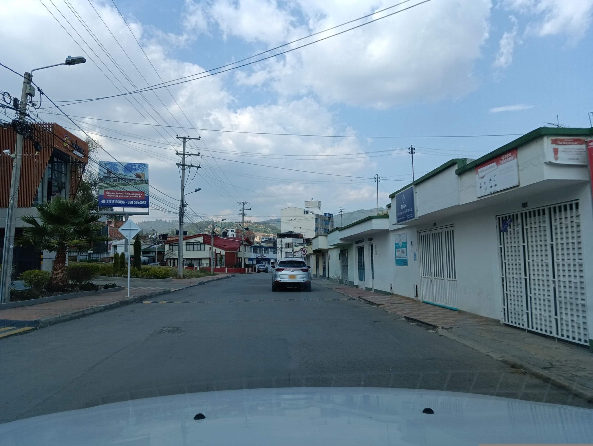 Street view near Best Western Duitama Nivari Hotel, Duitama — © leogiga (CC BY-SA · Mapillary)