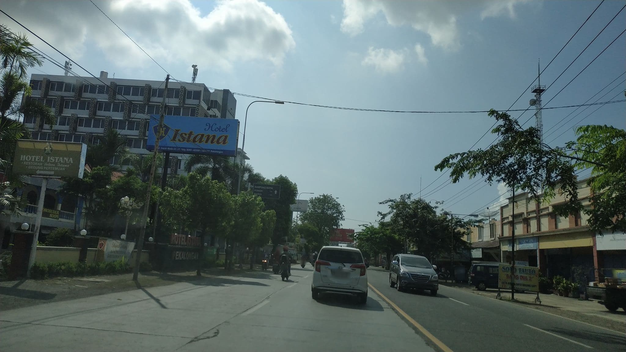 Street view near Hotel Istana Pekalongan, Pekalongan — © zainabr (CC BY-SA · Mapillary)