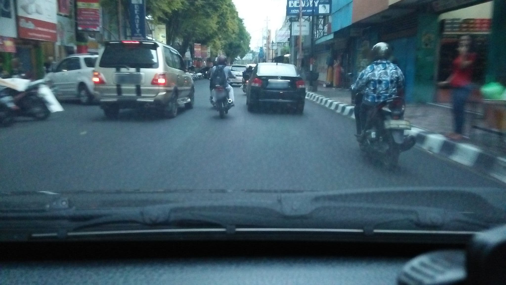 Street view near Hotel Sumber Waras, Magelang — © hestiningsih (CC BY-SA · Mapillary)