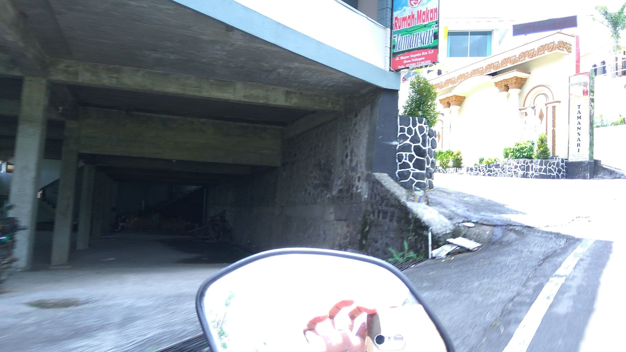 Street view near Hotel Taman Sari, Ambarawa — © arizalkawamuna (CC BY-SA · Mapillary)