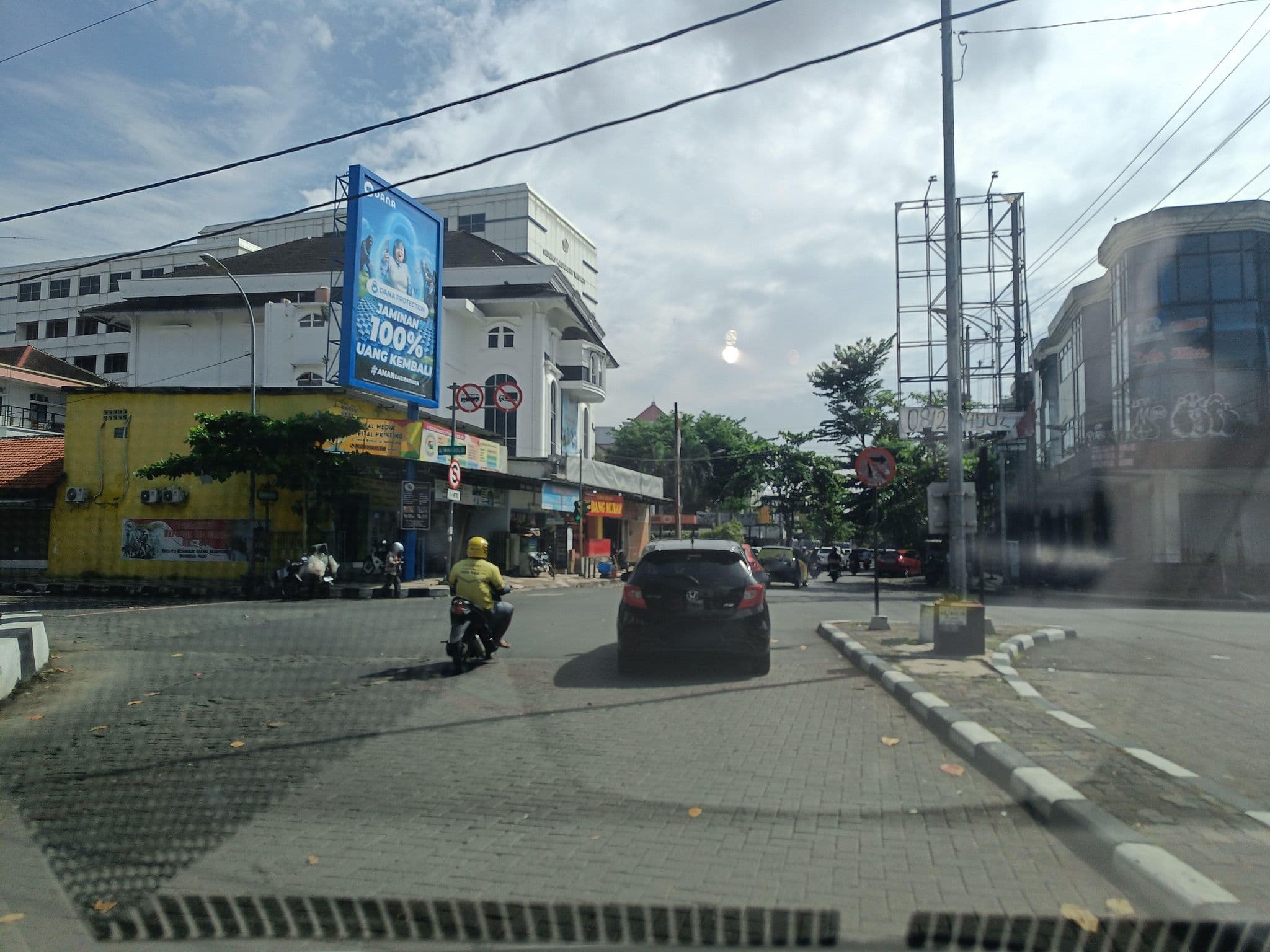 Street view near HOTEL OEWA ASIA SEMARANG, Semarang — © hen0ch (CC BY-SA · Mapillary)