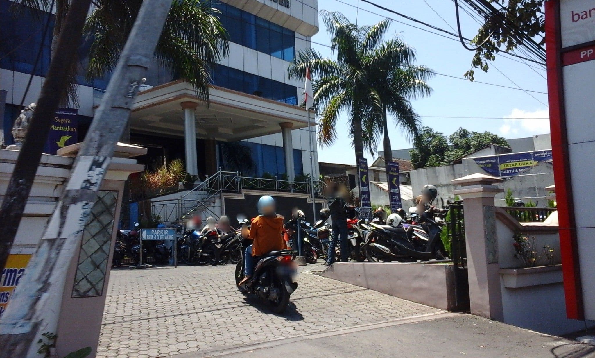 Street view near Grand Royal, Jember — © arizalkawamuna (CC BY-SA · Mapillary)