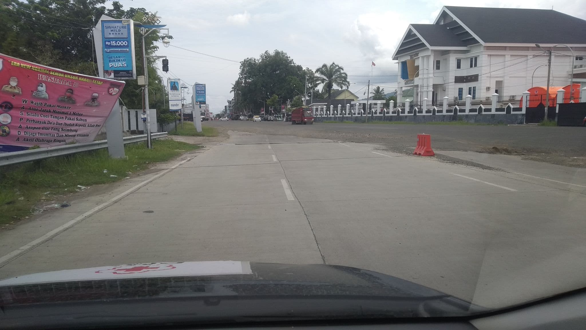 Street view near Lepa-lepa Pizza & Ice Cream d'Maleo hotel, Mamuju — © benjidad (CC BY-SA · Mapillary)