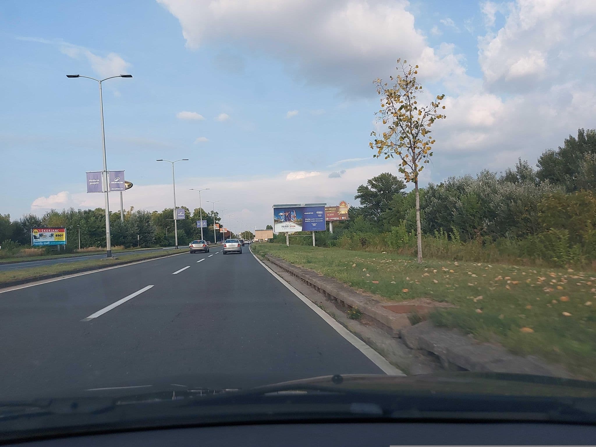 Street view near Golden Tulip Holiday Hotel, Jankomir — © mik007 (CC BY-SA · Mapillary)