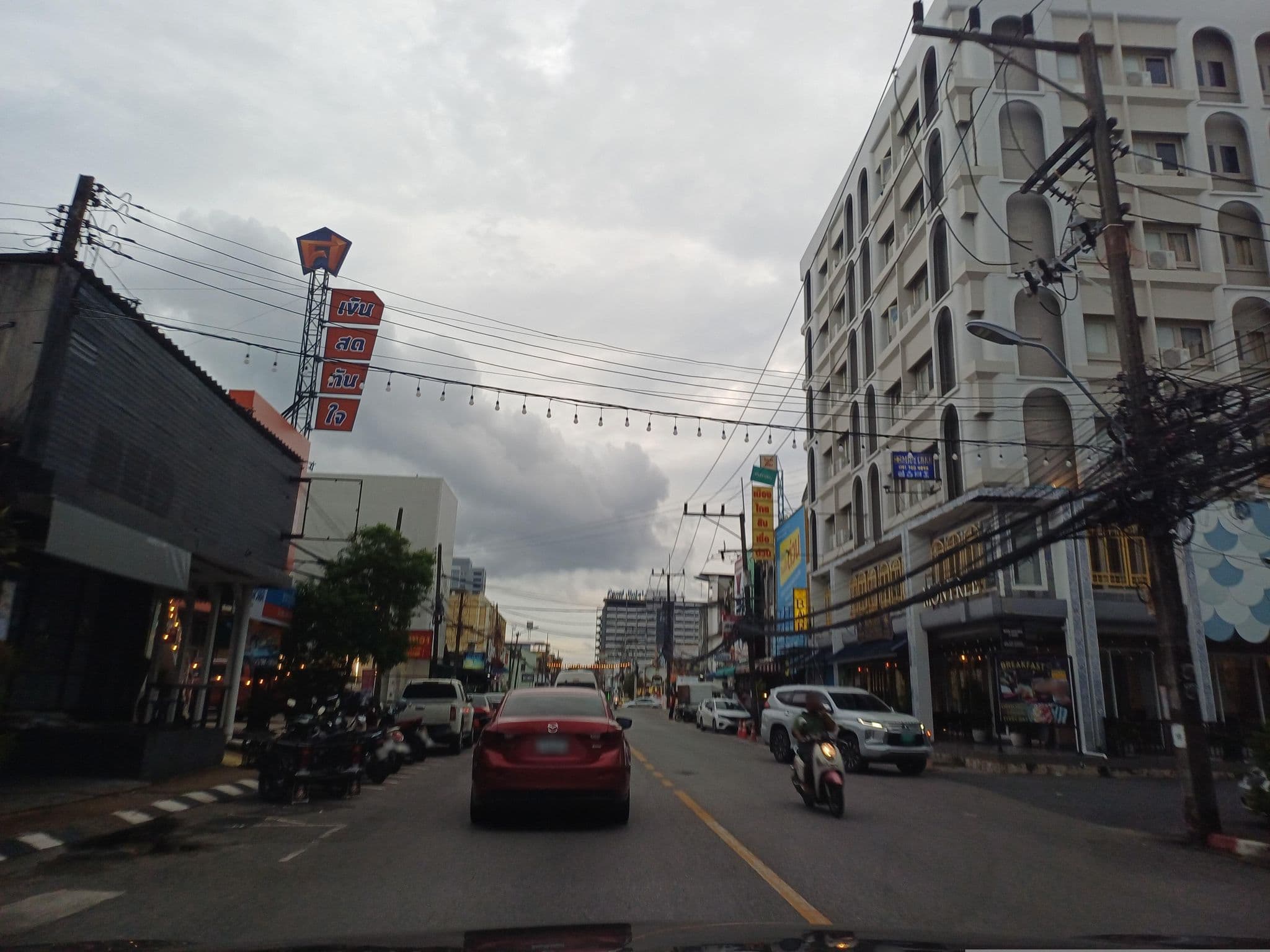 Street view near Capezule Bed Hostel, Ban Talat Yai — © EakMor (CC BY-SA · Mapillary)