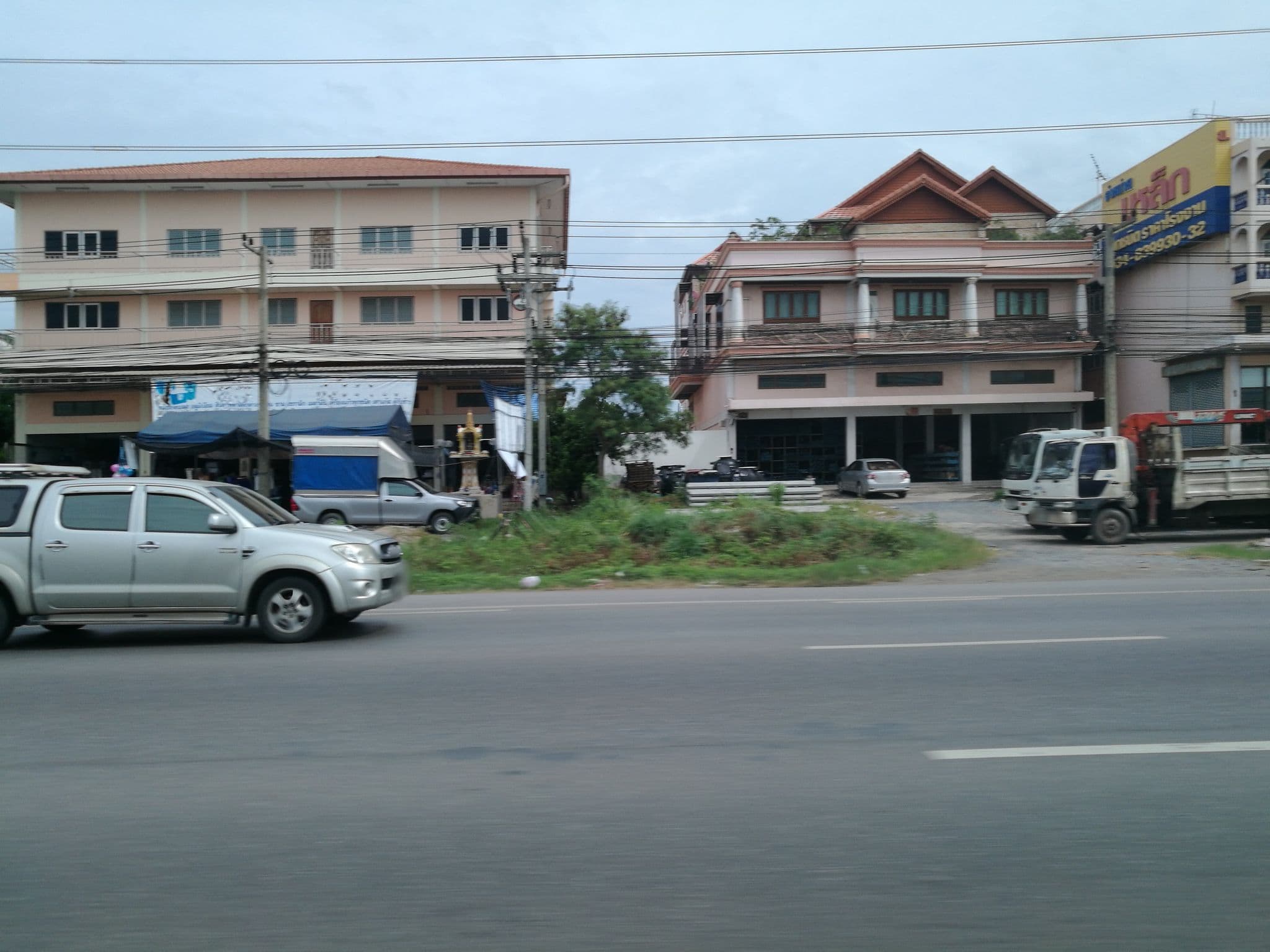 Street view near The Heritage Hotels Srinakarin, Samut Sakhon — © ratirat (CC BY-SA · Mapillary)