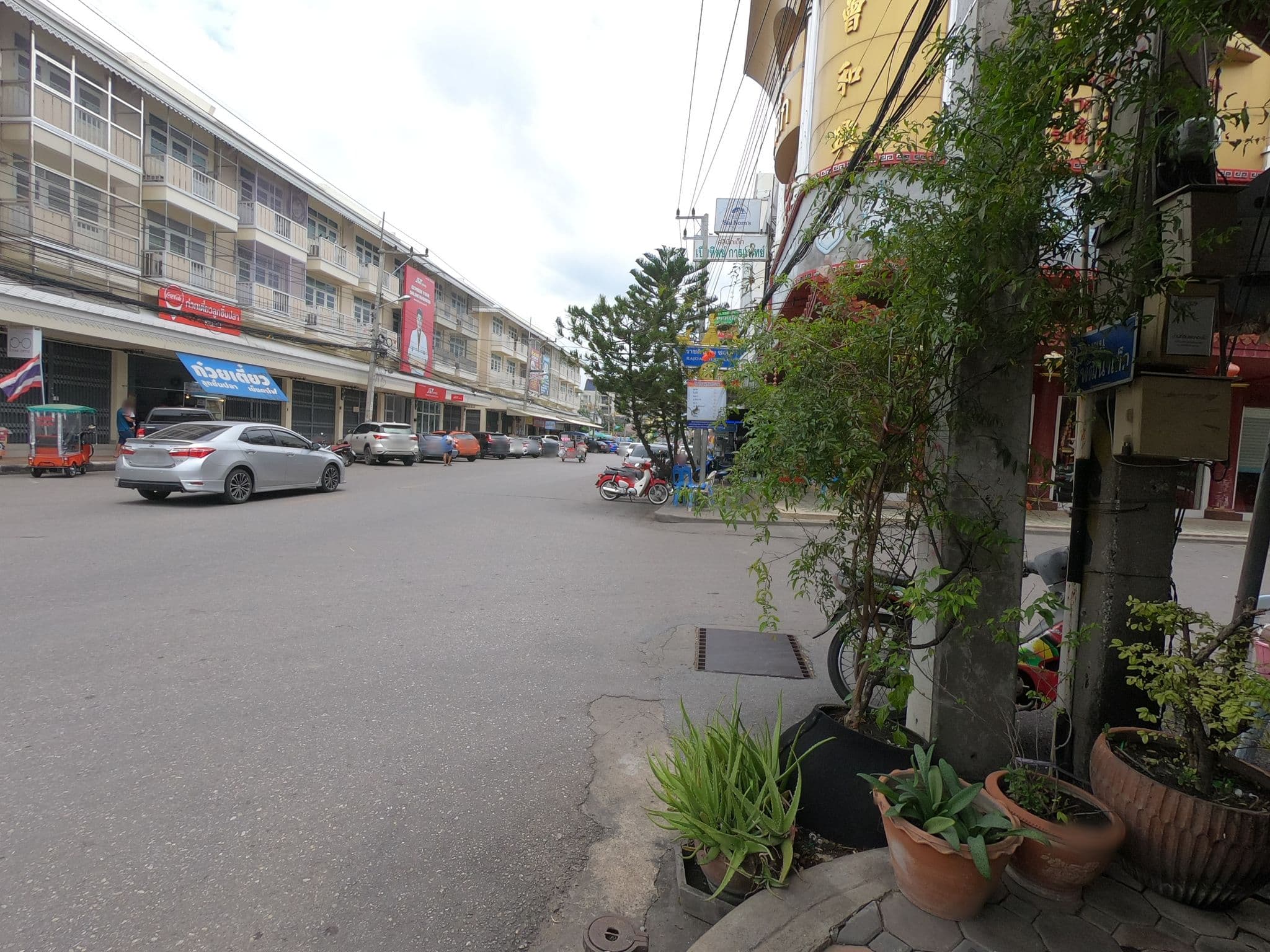 Street view near โรงแรมสยาม (Siam Hotel), Nakhon Pathom — © ozflor (CC BY-SA · Mapillary)