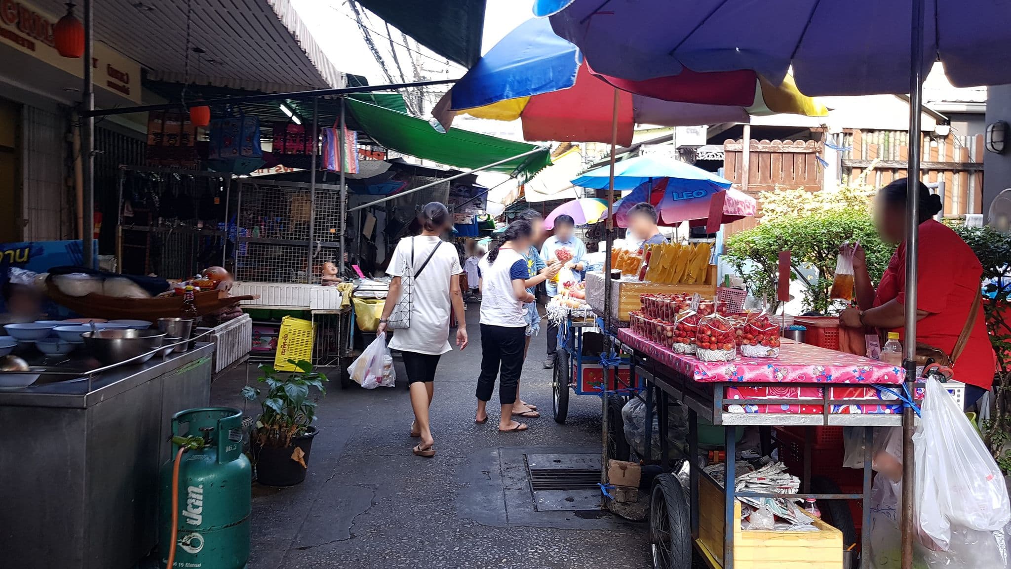 Street view near Baan Wanglang Riverside Hotel, Siriraj — © igorzo (CC BY-SA · Mapillary)