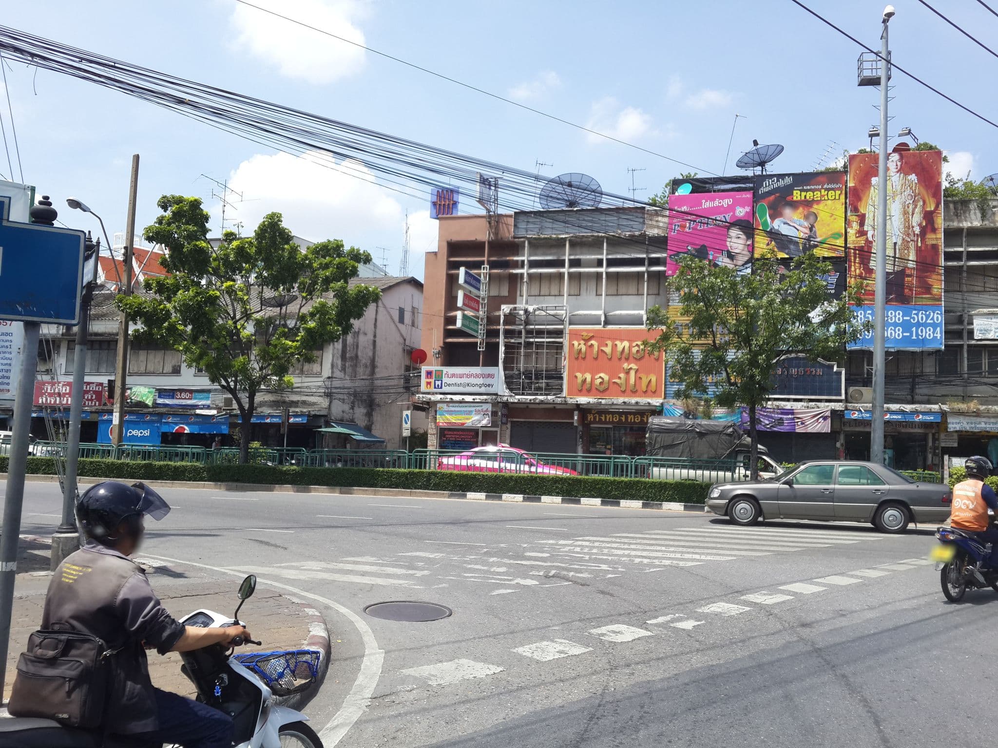 Street view near Pathumwan Princess Hotel, Khlong Toei — © mishari (CC BY-SA · Mapillary)