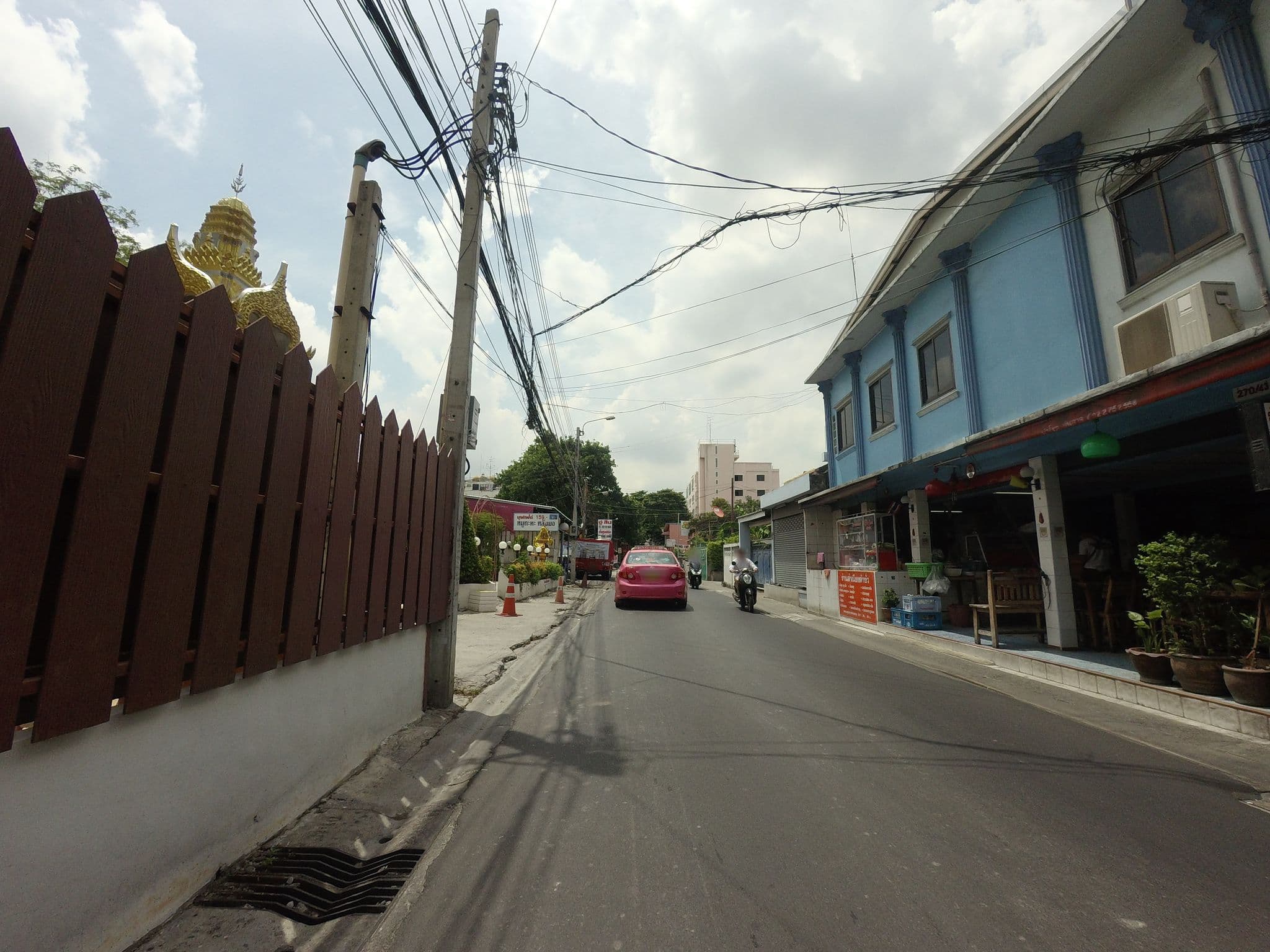 Street view near ริบบ้อนเฮาส์, Sam Sen Nai — © mishari (CC BY-SA · Mapillary)