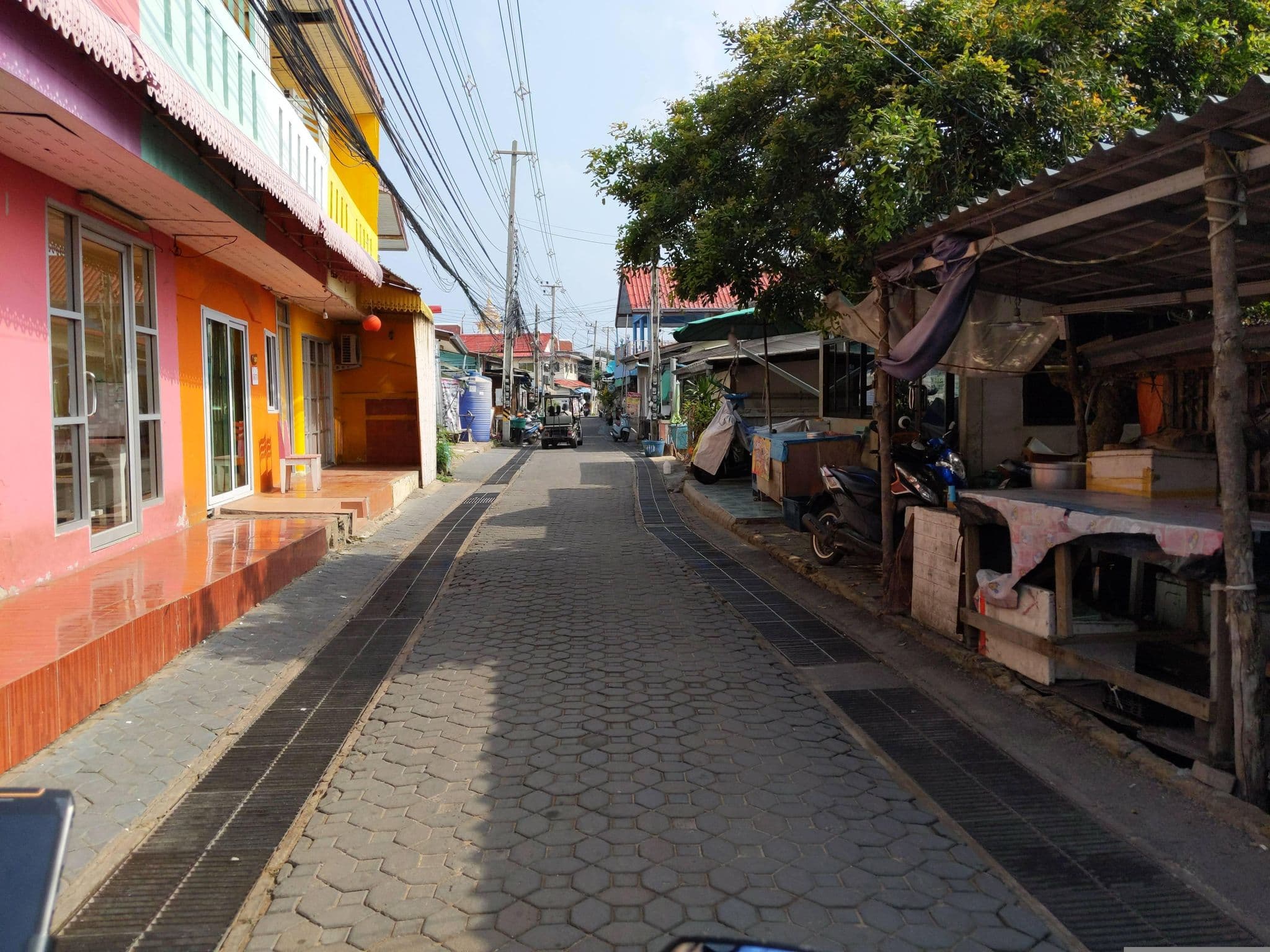 Street view near บ้านป้าแหว๋วสุขใจ, Ban Ko Lan — © UughoTh0 (CC BY-SA · Mapillary)