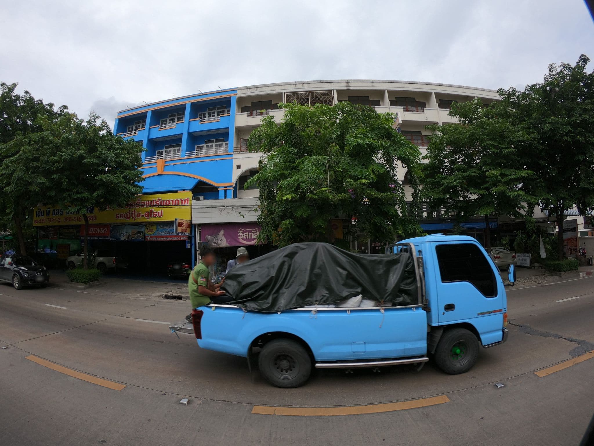 Street view near Bansabai Hostel, Lat Phrao — © ozflor (CC BY-SA · Mapillary)