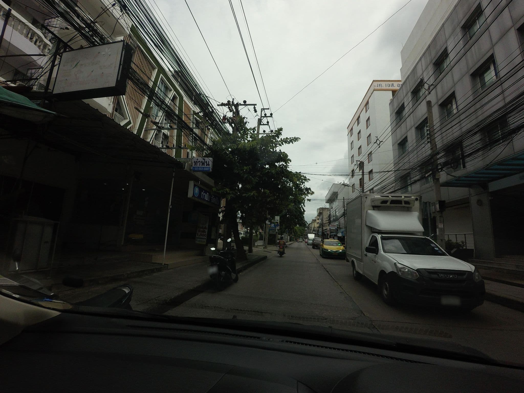 Street view near Atelier Suites, Wang Thonglang — © mishari (CC BY-SA · Mapillary)