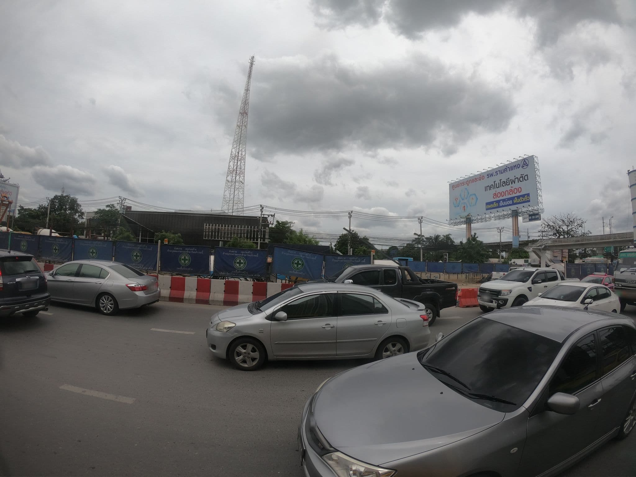 Street view near Zayn Hotel, Suan Luang — © ozflor (CC BY-SA · Mapillary)