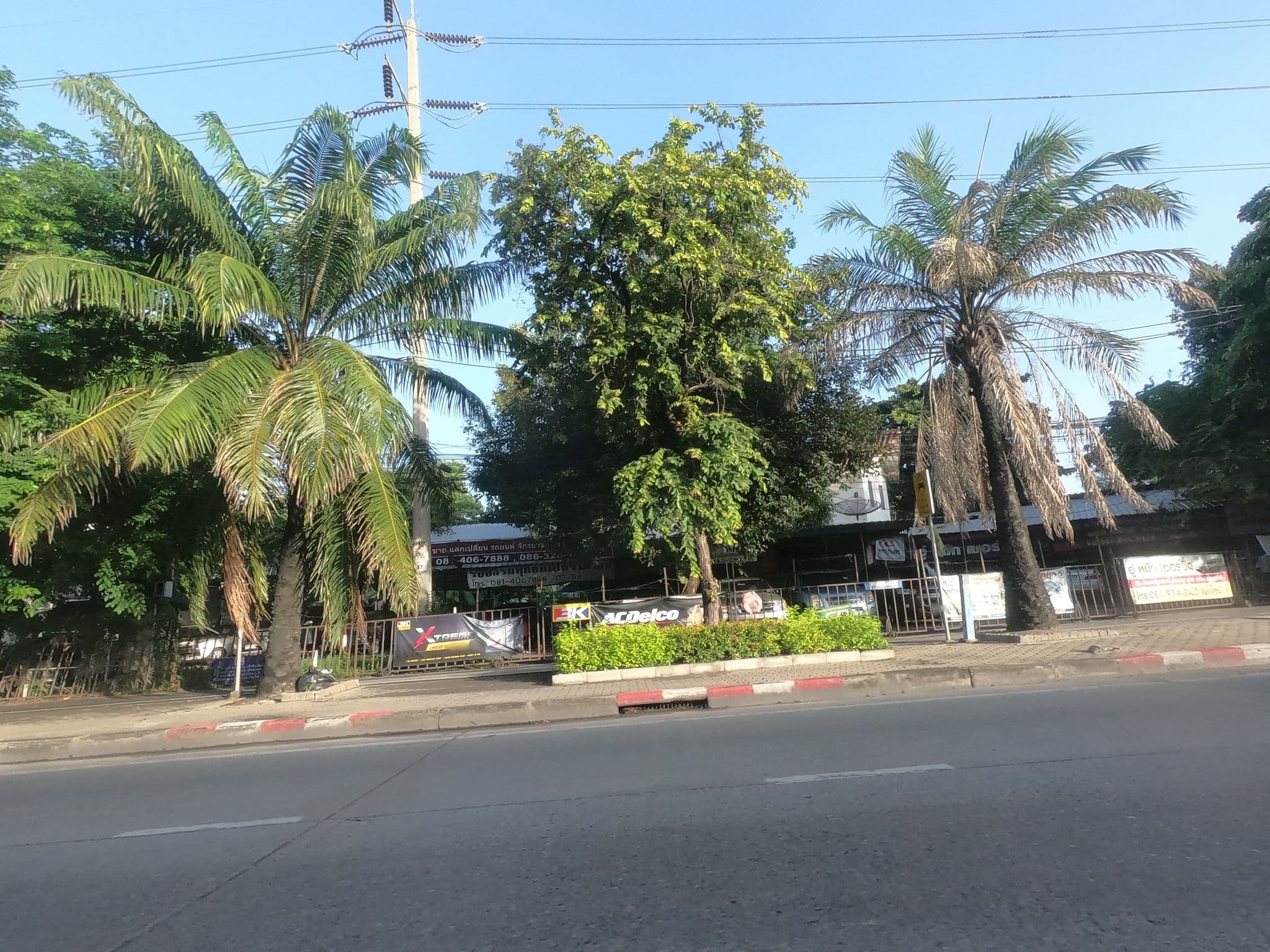 Street view near Grand Park Resort, Chorakhe Bua — © ozflor (CC BY-SA · Mapillary)