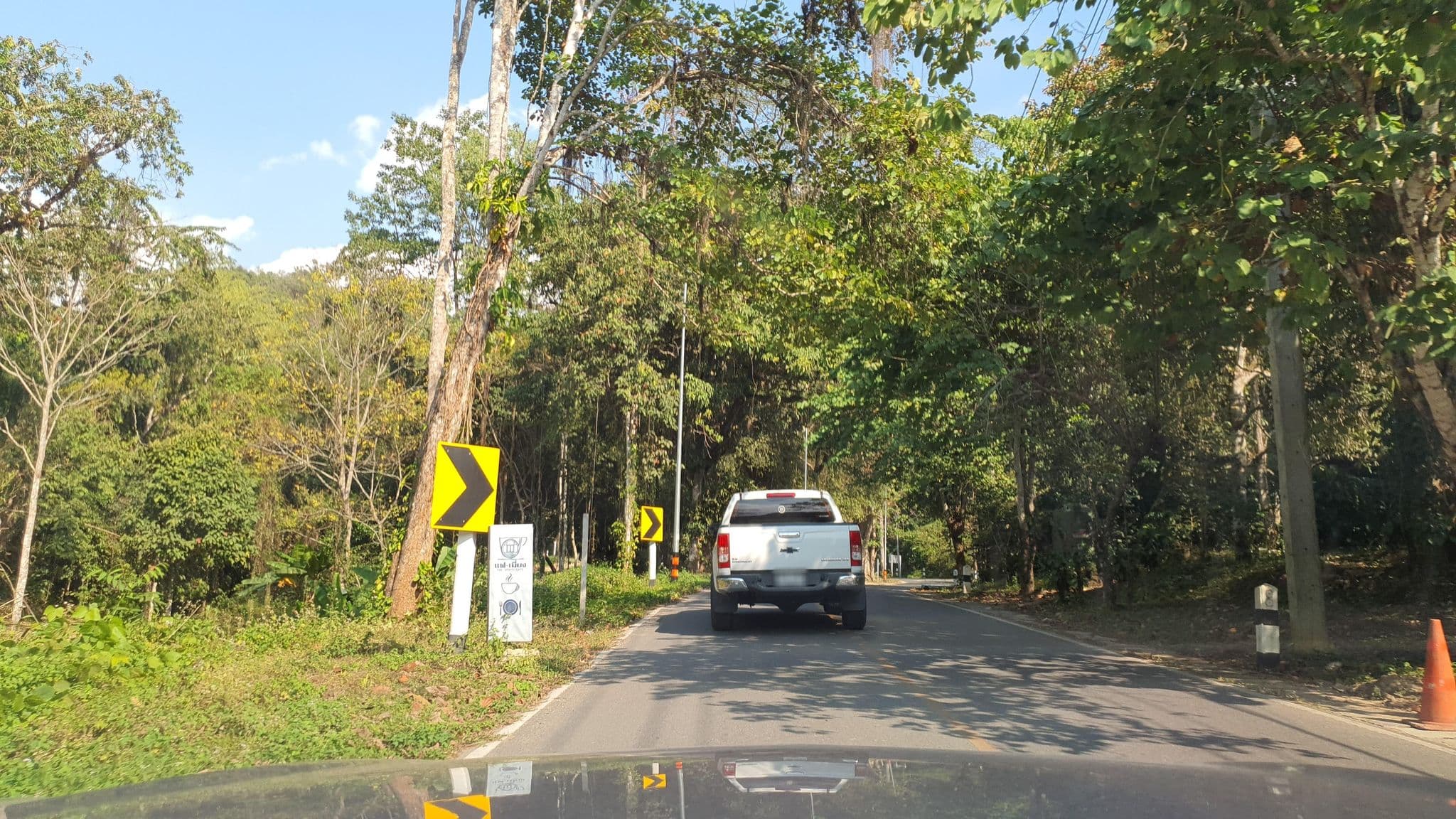 Street view near แฟ-เมี่ยง Fae Miang Cafe, San Kamphaeng — © jrcarlsen (CC BY-SA · Mapillary)