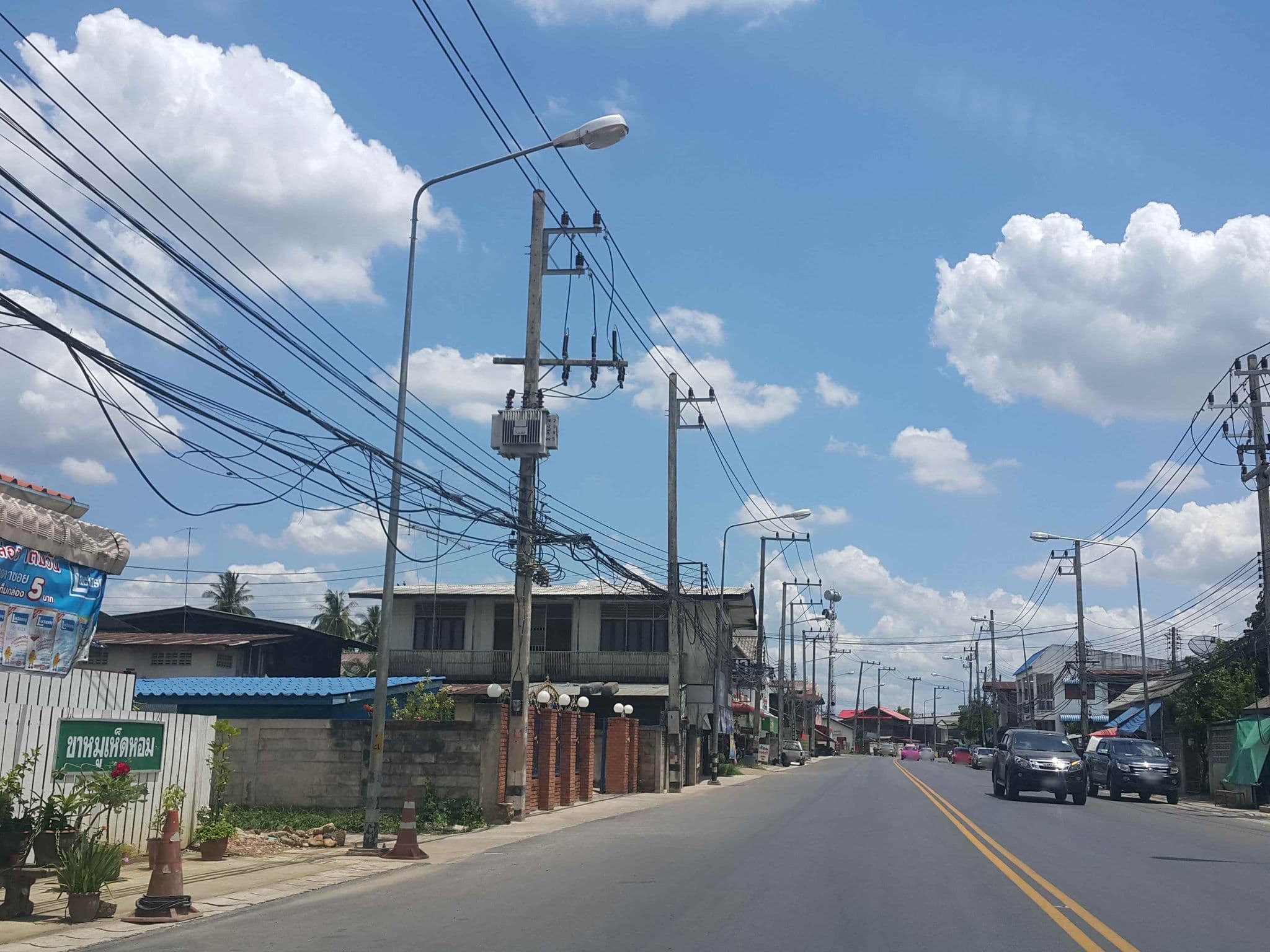 Street view near ペープームホンブリー, Rong Kwang — © jrcarlsen (CC BY-SA · Mapillary)